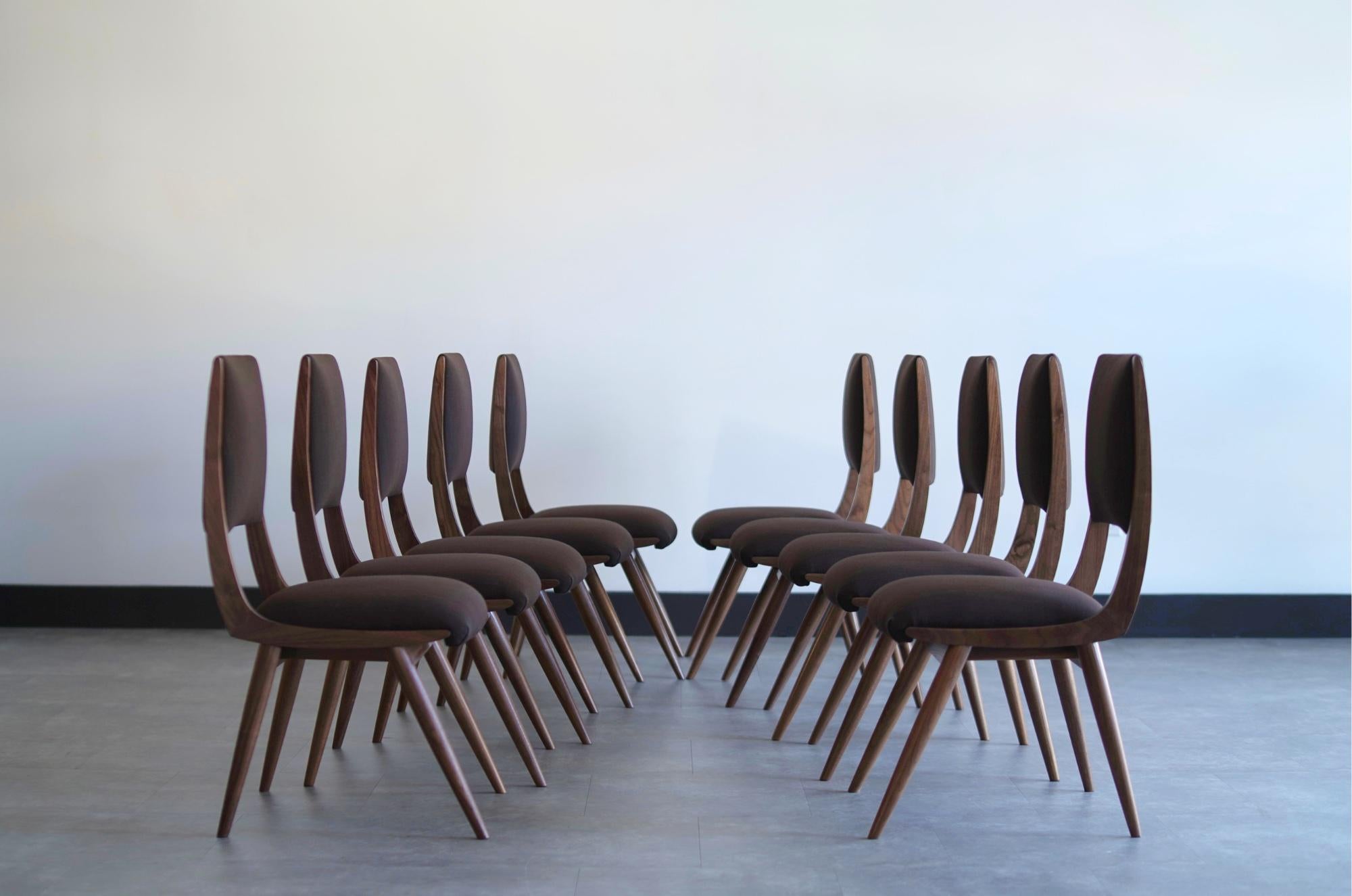 Presentamos la Silla Parisiano, una pieza atemporal inspirada en los icónicos diseños de Ico & Luisa Parisi. Fabricada en madera maciza de nogal o roble, esta silla irradia elegancia y sofisticación, perfecta para cualquier comedor.

Con un plazo de