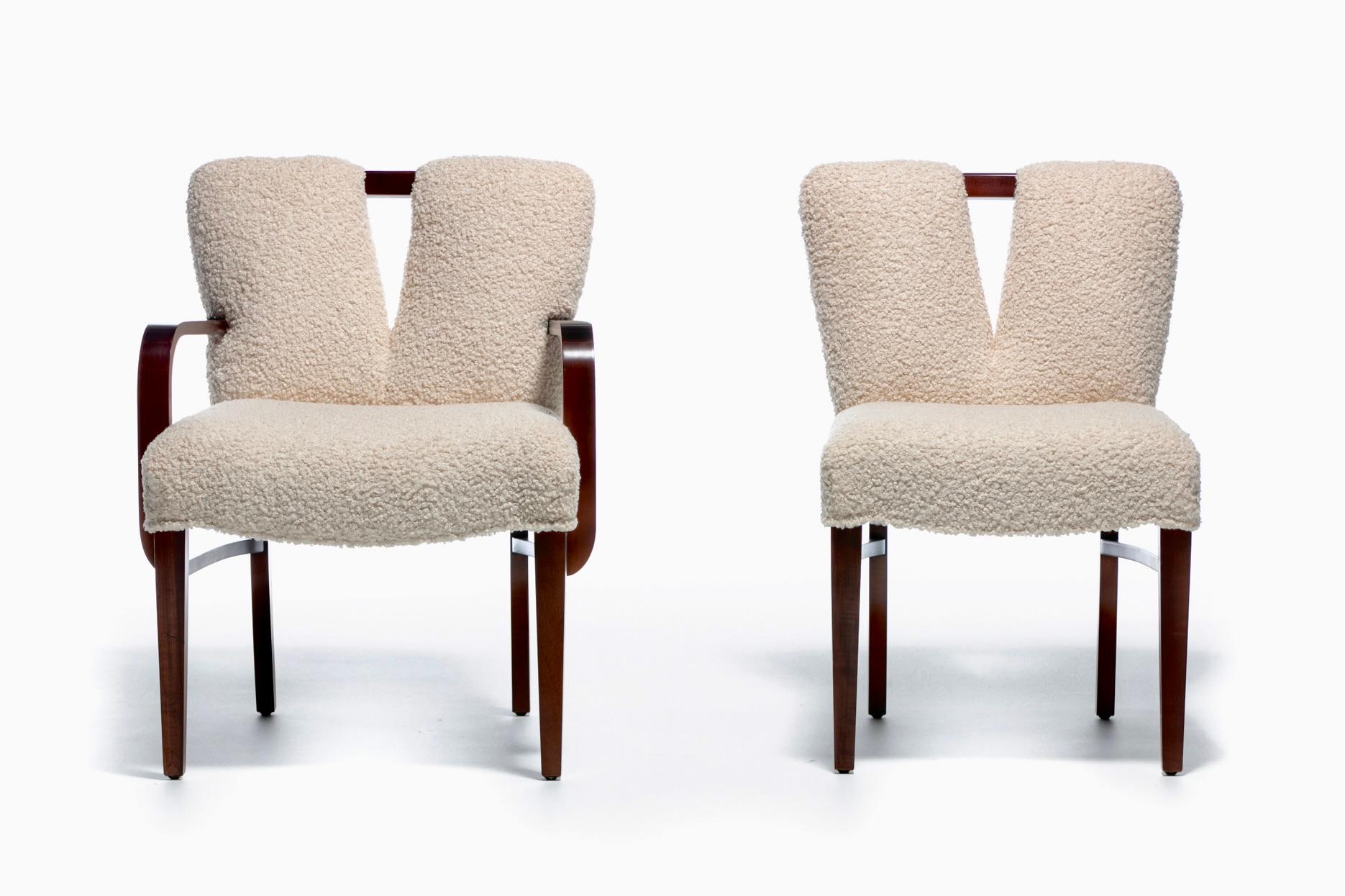 Nous avons le plaisir de vous proposer cet ensemble unique de 10 chaises de salle à manger à corset plongeant de Paul Whiting pour Johnson Furniture, vers 1950, professionnellement retapissées en bouclé blanc ivoire. Les dos présentent la découpe en