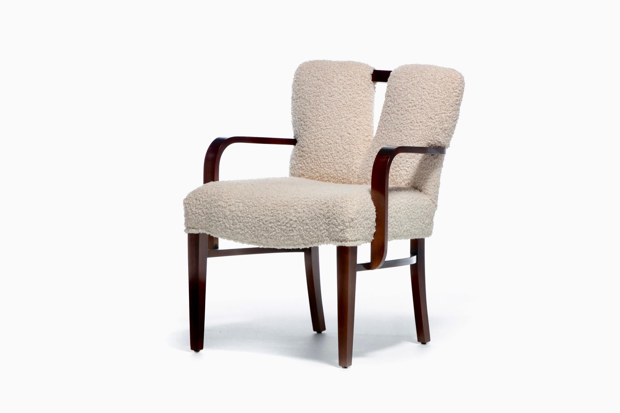 Bouclé Ensemble de 10 chaises de salle à manger à dossier corseté en bouclé blanc ivoire de Paul Frankl, c. années 1950 en vente