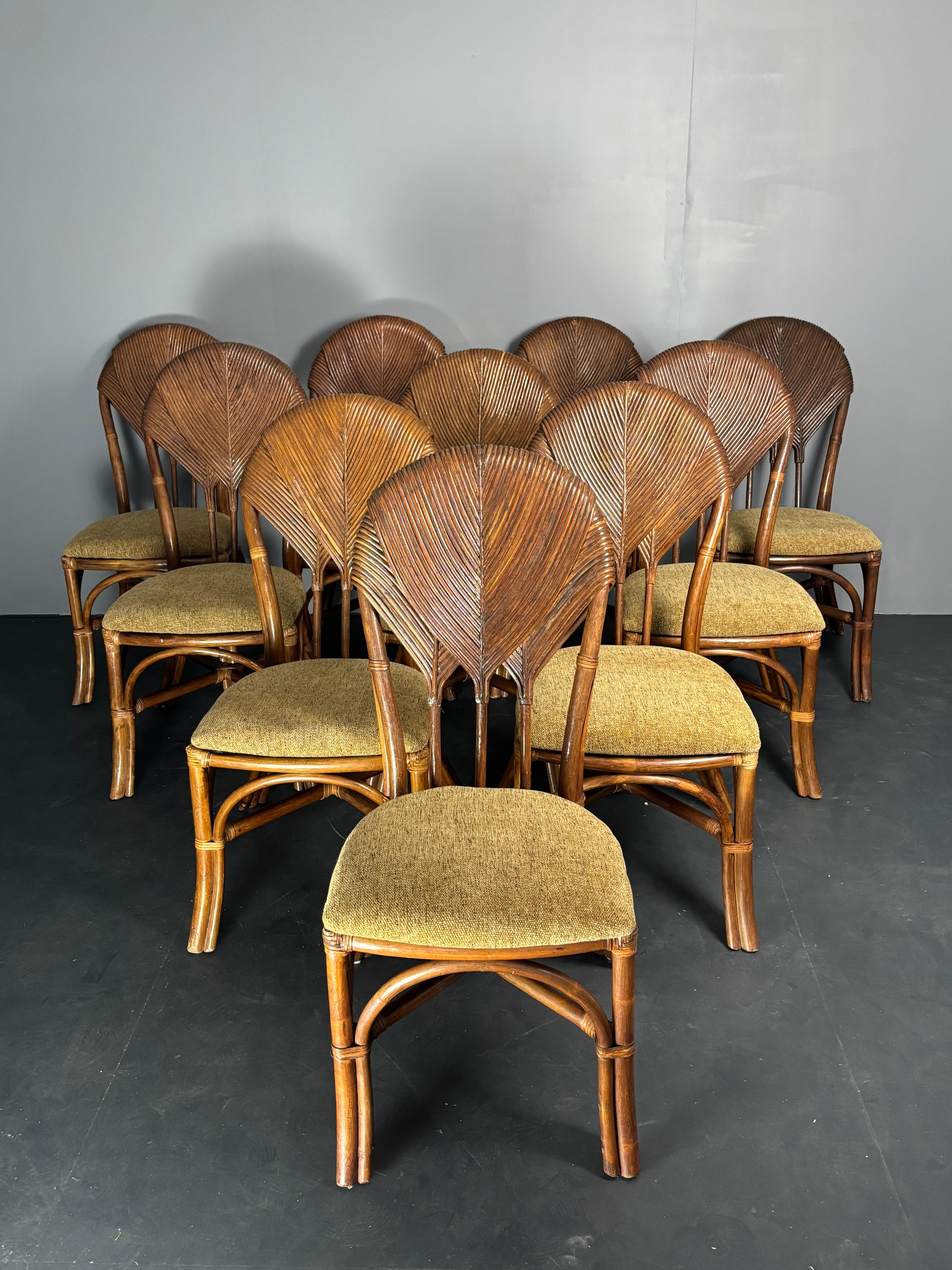 Superbe ensemble de 10 chaises de salle à manger en rotin de bambou à feuilles de palmier dans le style Vivai del Sud, généralement attribué à l'Italie où elles ont été importées, mais très probablement fabriquées en Asie, aux Philippines. Cet