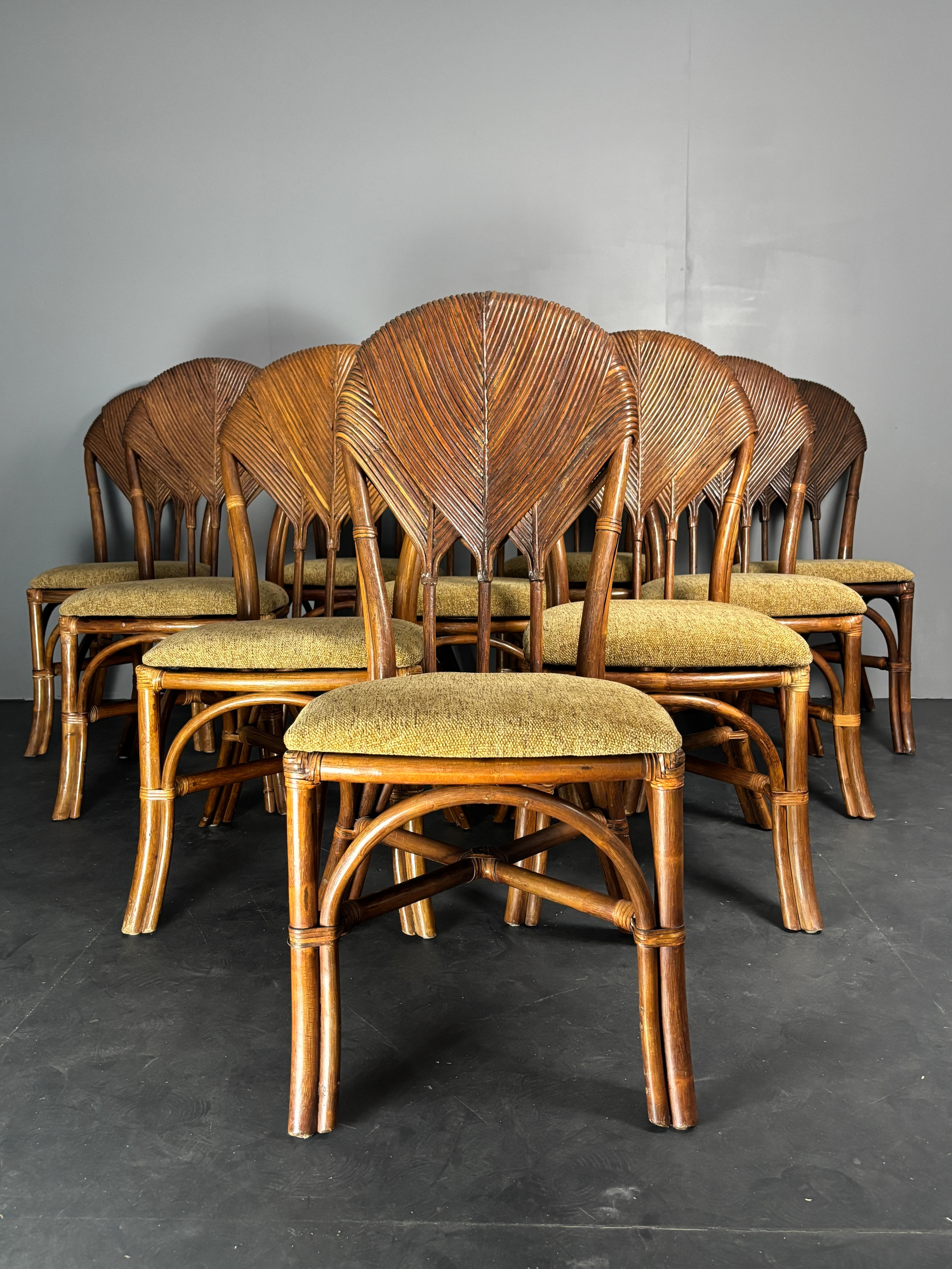 Mid-Century Modern Lot de 10 chaises de salle à manger en roseau, rotin, bambou et feuilles de palmier. en vente