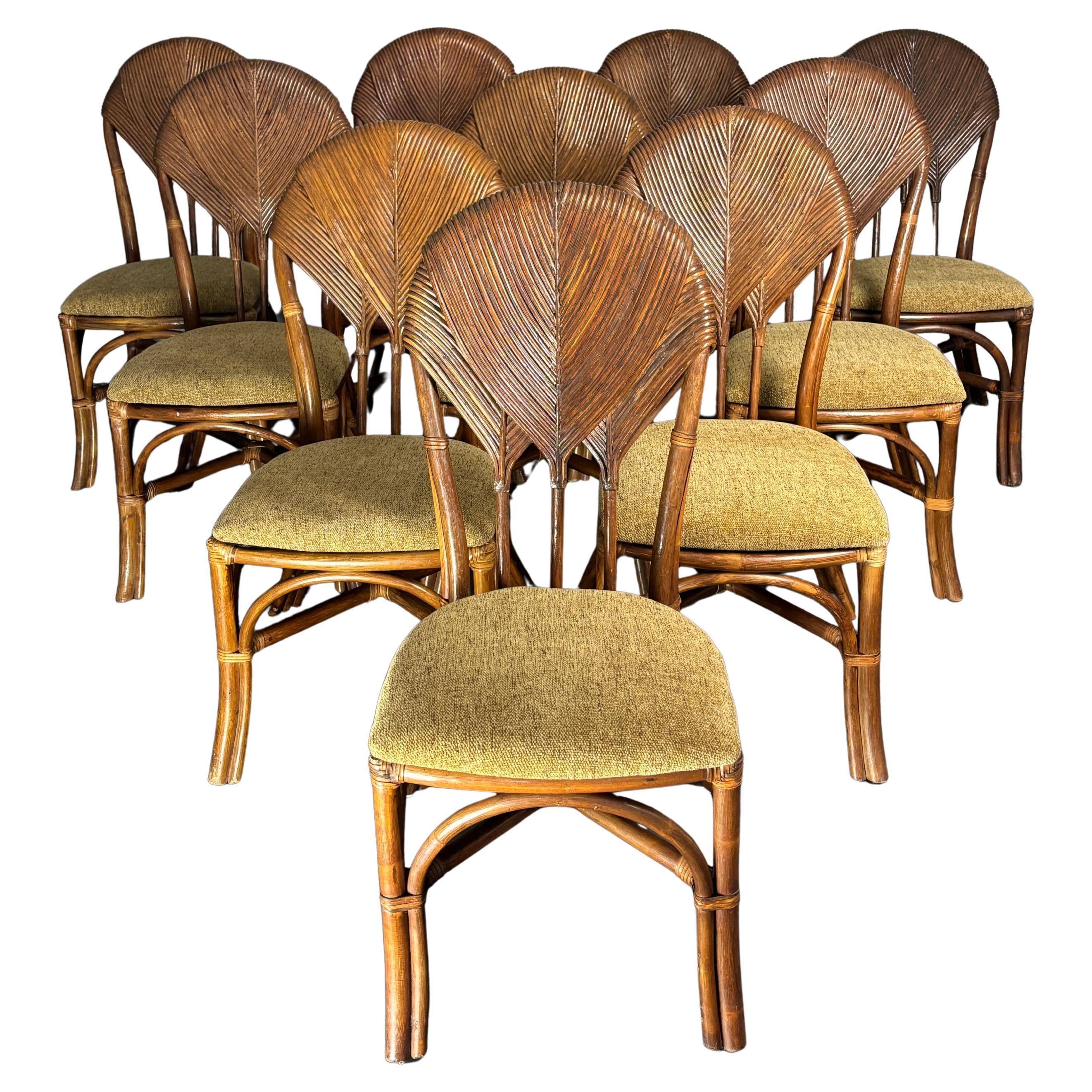 Lot de 10 chaises de salle à manger en roseau, rotin, bambou et feuilles de palmier.