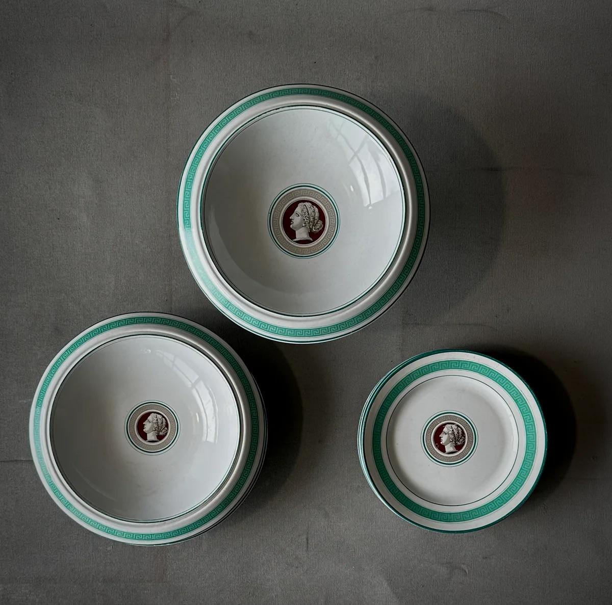 Cet ensemble exquis de dix pièces de service pour le déjeuner de la fin du XIXe siècle de Villeroy & Boch incarne l'élégance classique. Chaque pièce est ornée d'un médaillon de couleur acajou représentant un buste de femme de profil, encadré d'une