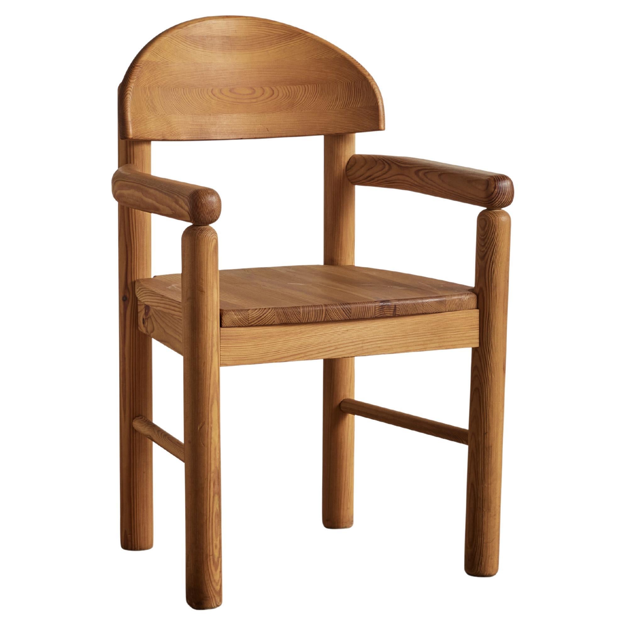Ensemble de dix chaises de salle à manger en pin attribué à Rainer Daumiller vers 1970. Ces chaises sculpturales sont aussi confortables qu'élégantes. L'usure des chaises correspond à l'âge et à l'utilisation. 