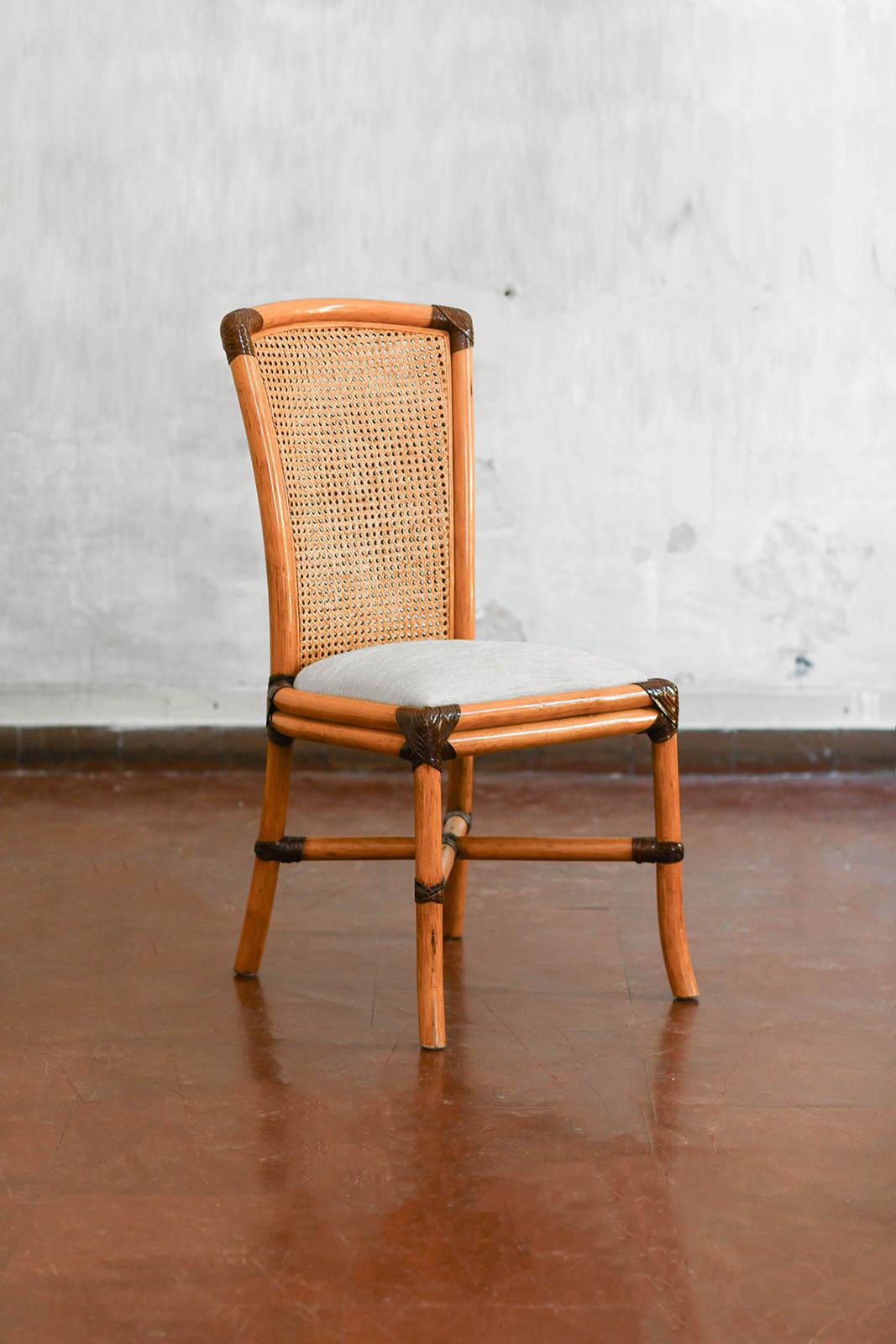 Set di 10 sedie in rattan, Studio A. Smania
Dettagli del prodotto
Set di sedie in bambù con rilegatura in pelle scura e doppio strato per lo schienale, in paglia di Vienna. Cuscino rimovibile. Padrice e tessuto originali.
Le sedie sono in buone