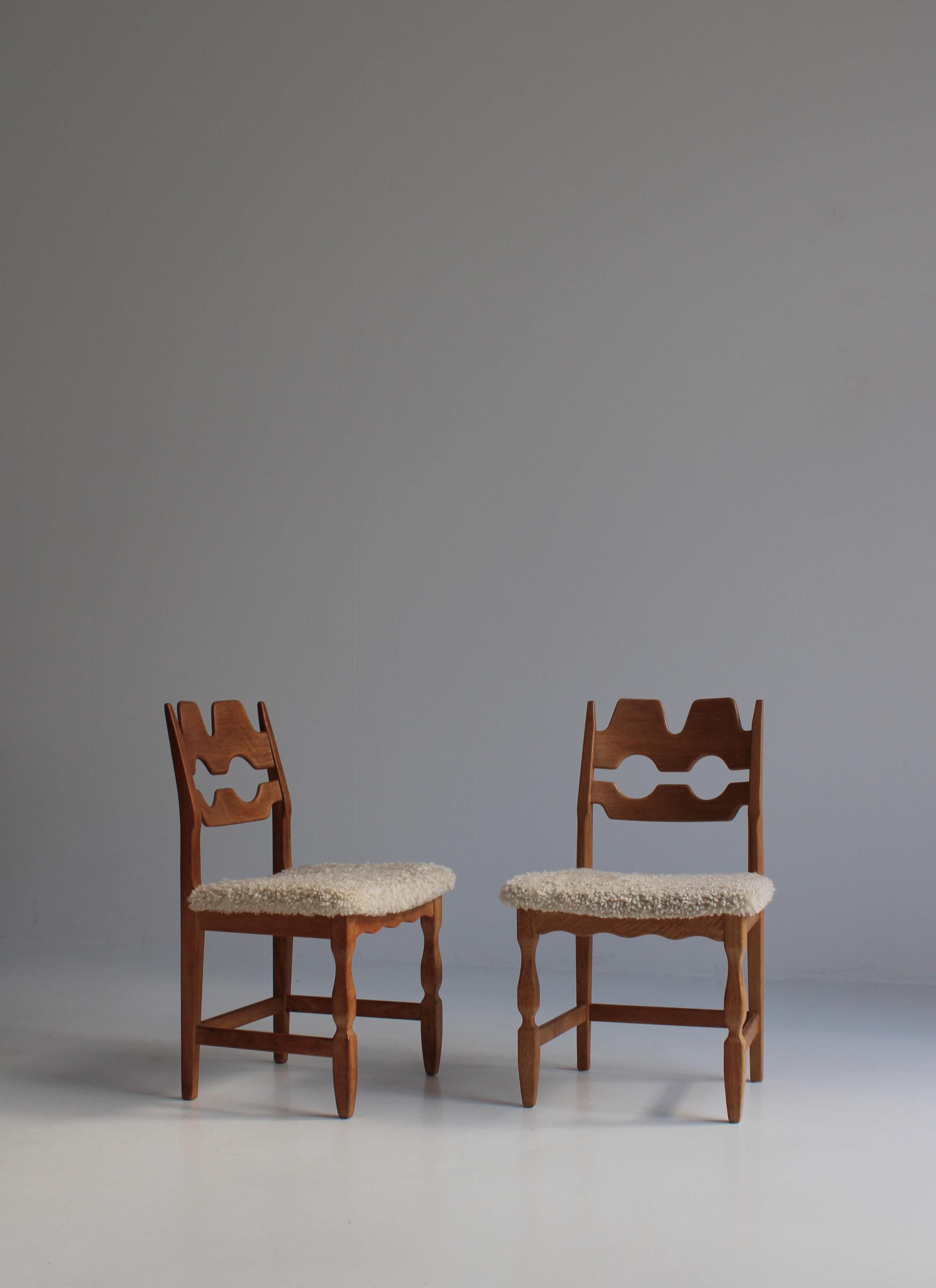Set of 10 Razor Blade Dining Chairs by Henry Kjærnulf, Sheepskin & Oak, Denmark In Good Condition In Odense, DK