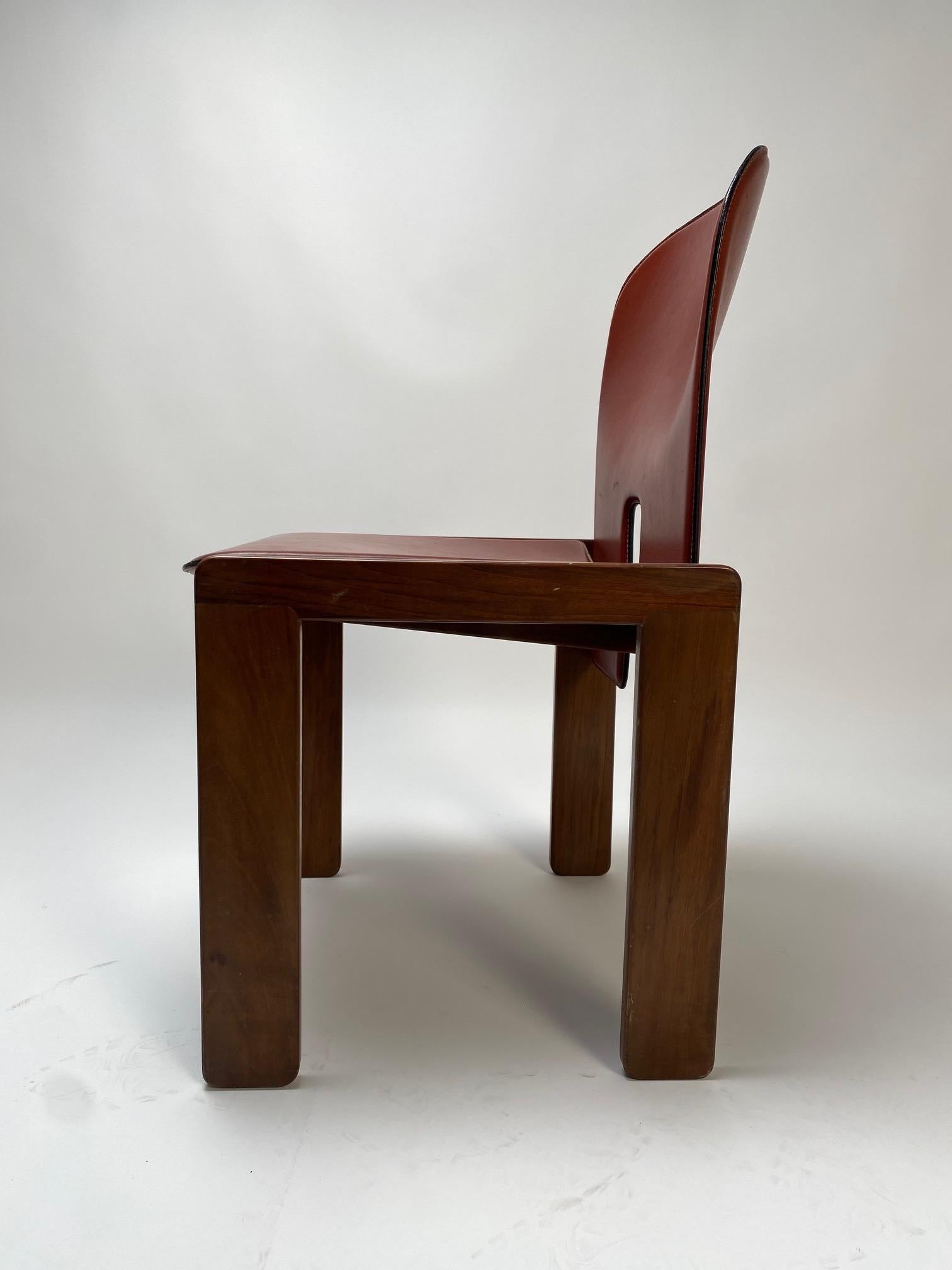 Satz von 10 Stühlen aus rotem Leder 121, Afra & Tobia Scarpa, Cassina, Italien, 1967 (Moderne der Mitte des Jahrhunderts) im Angebot