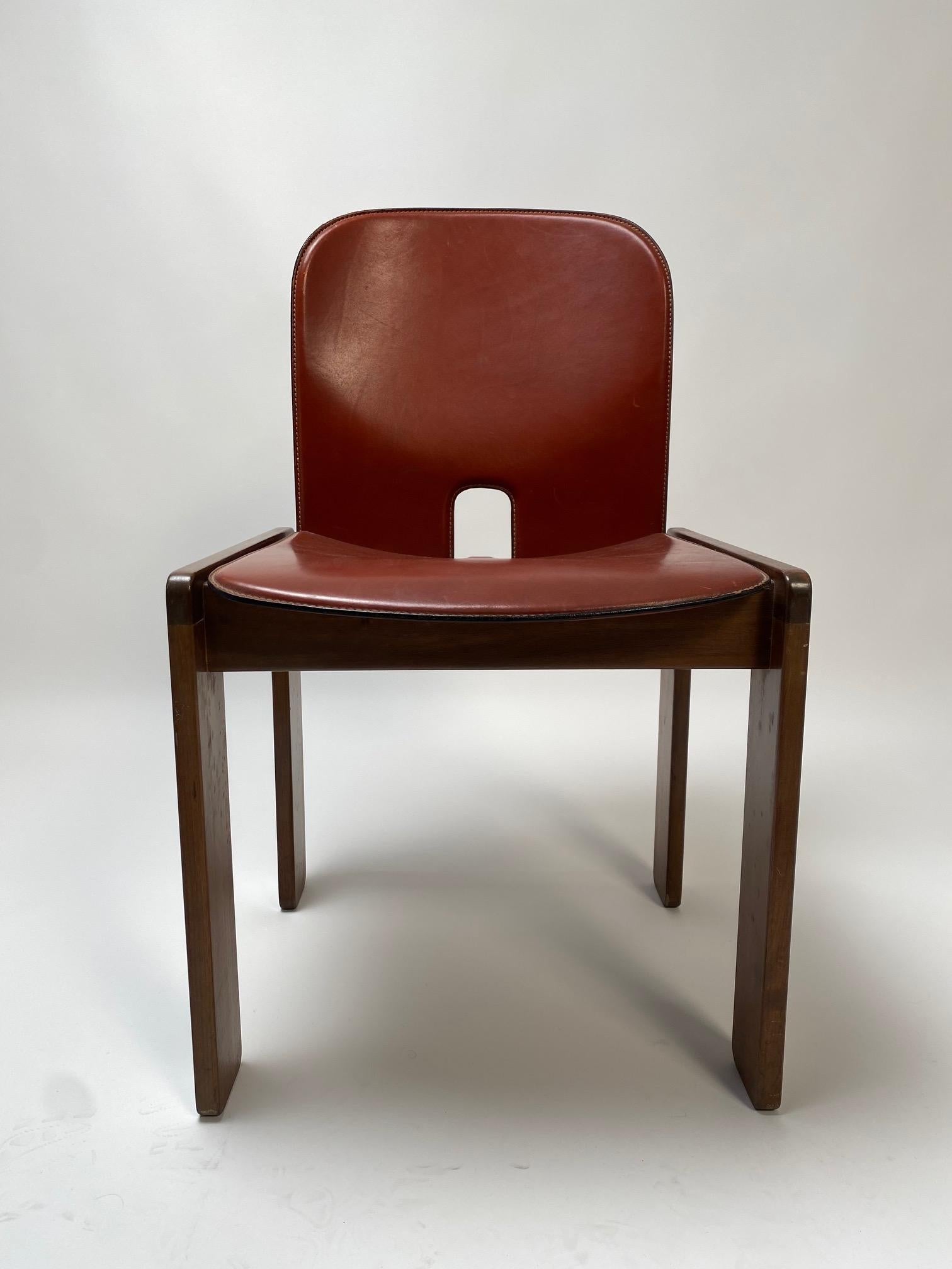Satz von 10 Stühlen aus rotem Leder 121, Afra & Tobia Scarpa, Cassina, Italien, 1967 im Zustand „Gut“ im Angebot in Argelato, BO