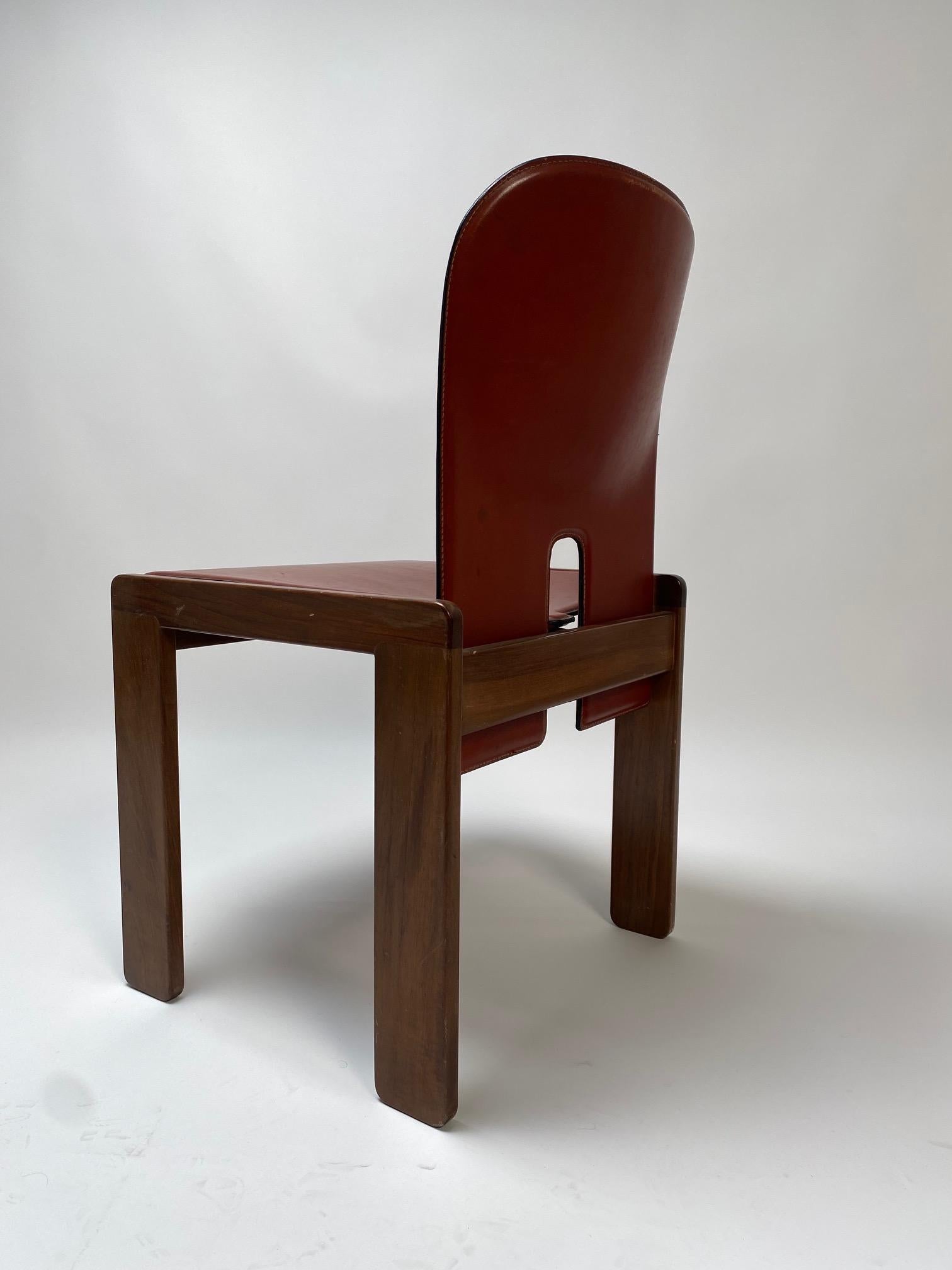 Satz von 10 Stühlen aus rotem Leder 121, Afra & Tobia Scarpa, Cassina, Italien, 1967 (Mitte des 20. Jahrhunderts) im Angebot