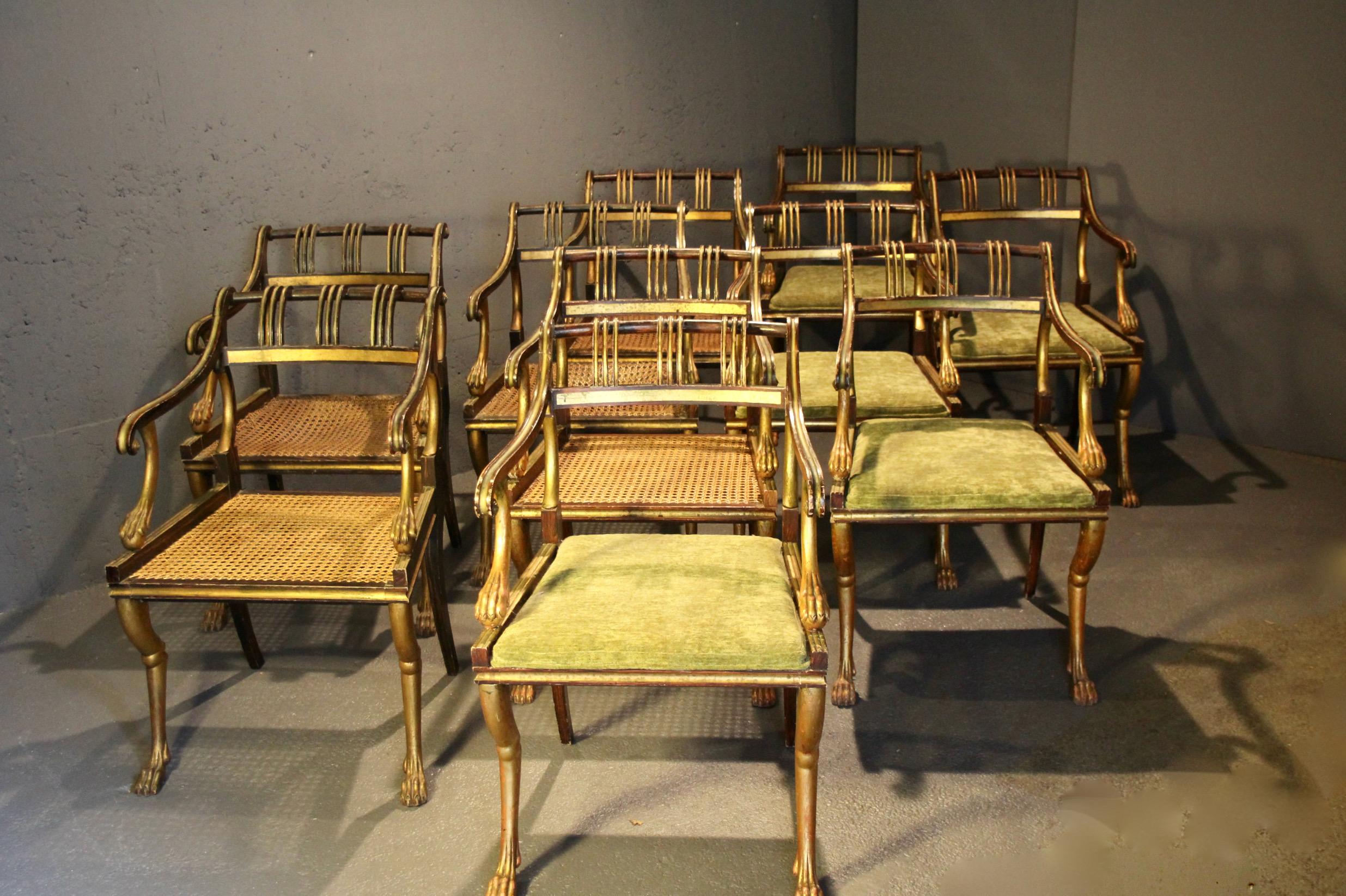 set von 10 regency sesseln die beine sind in löwentatze in vergoldetem holz geschnitzt 5 sessel sind in rohr 5 sind in grünem stoff sie sind alle in faux rosenholz bemalt es gibt natürlich einige kleine schäden auf der lackierung an verschiedenen