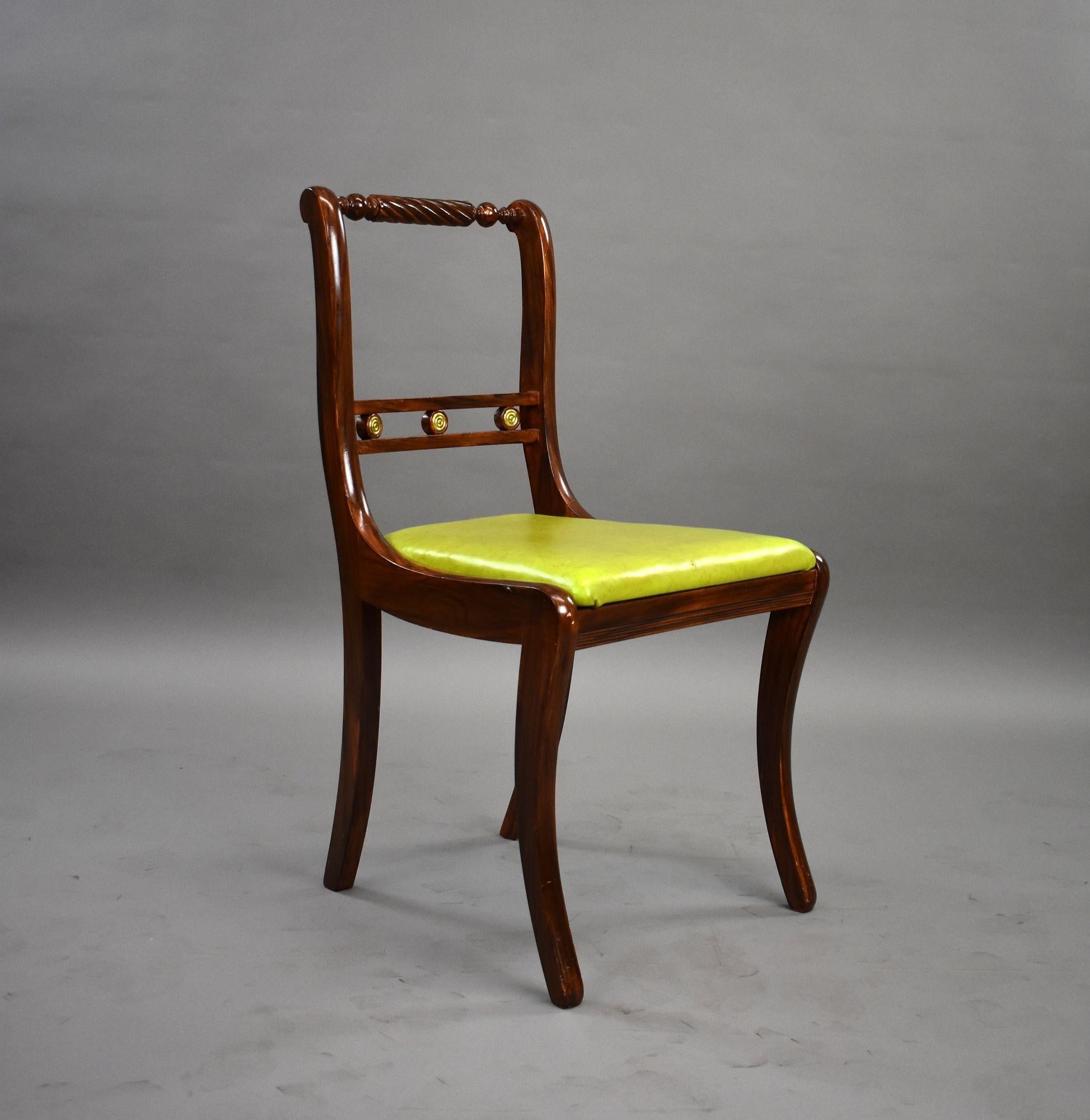 Ensemble de dix chaises de salle à manger de style Régence
Code de l'article : S27-1088
Un bel ensemble de dix chaises de salle à manger de style Regency, fabriquées avec d'élégants pieds arrière balayés, des rails supérieurs sculptés en torsion de