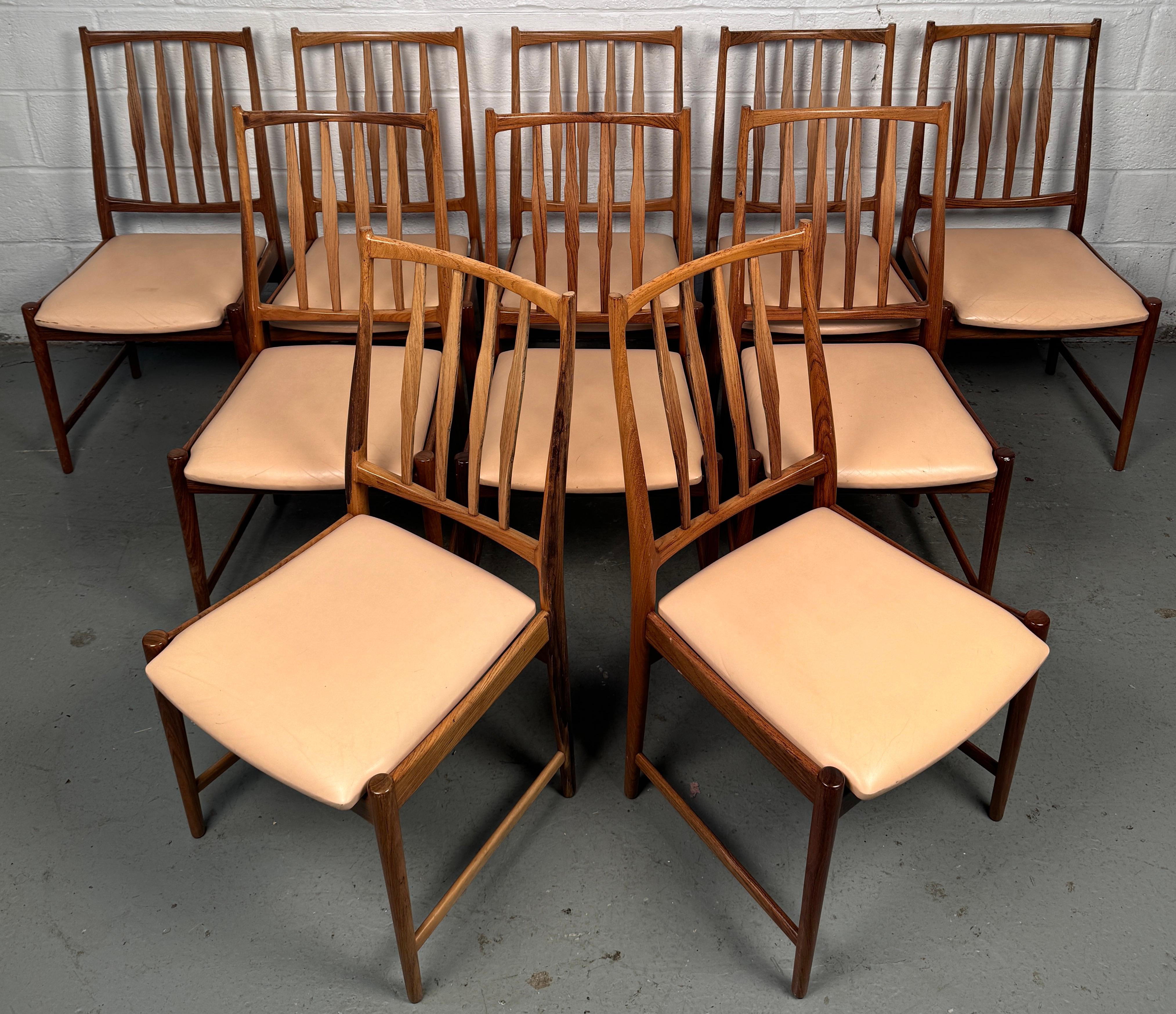 Bringen Sie klassisches Design und raffinierte Schlichtheit in Ihren Essbereich mit diesem Satz von Esszimmerstühlen aus der Mitte des Jahrhunderts. Inspiriert von den eleganten Formen und organischen Materialien des Modernismus der 1950er und