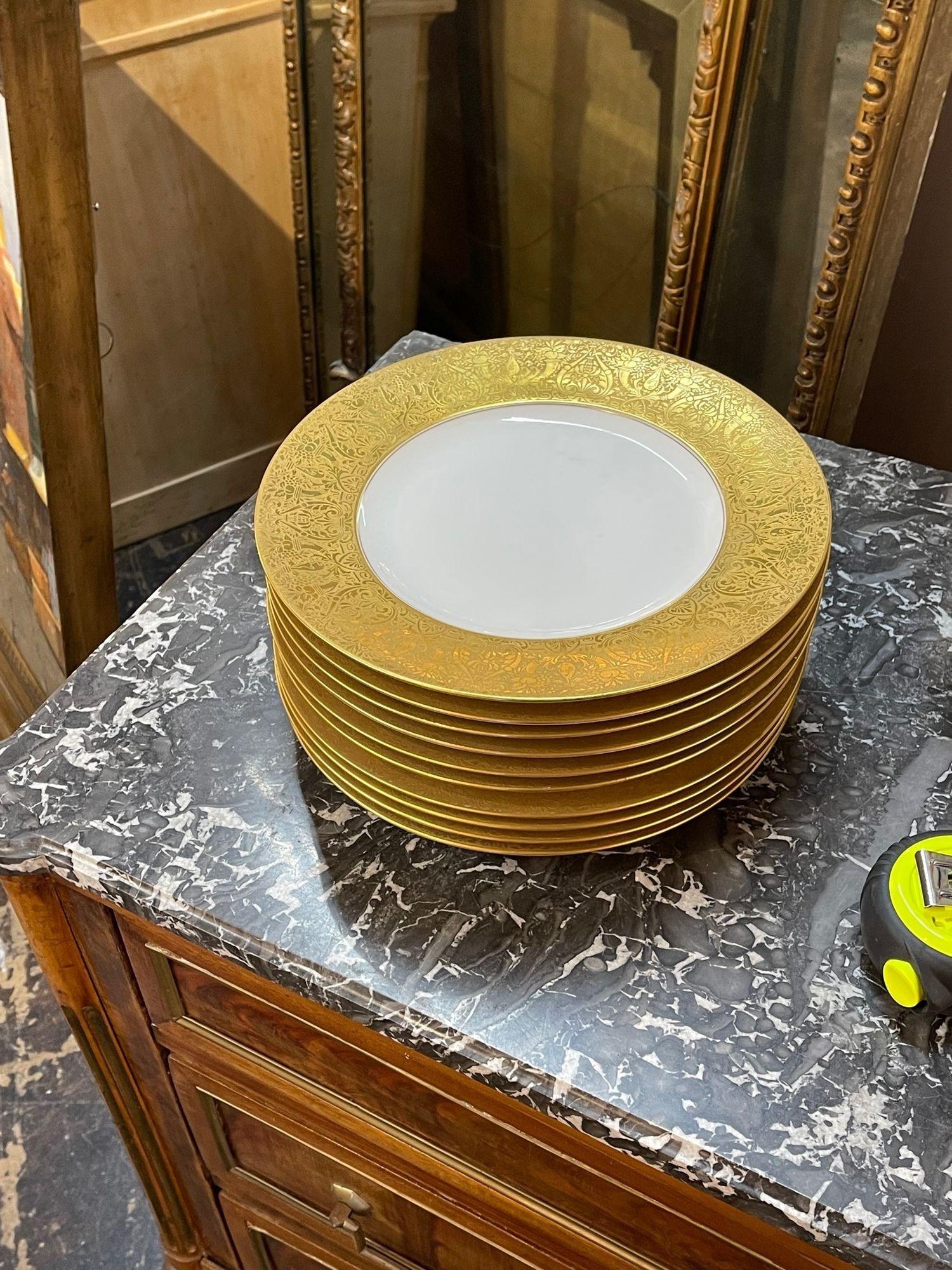 Increíble juego de 10 platos de servicio reales bávaros con incrustaciones de oro. ¡Un conjunto muy fino que constituiría una hermosa experiencia gastronómica!