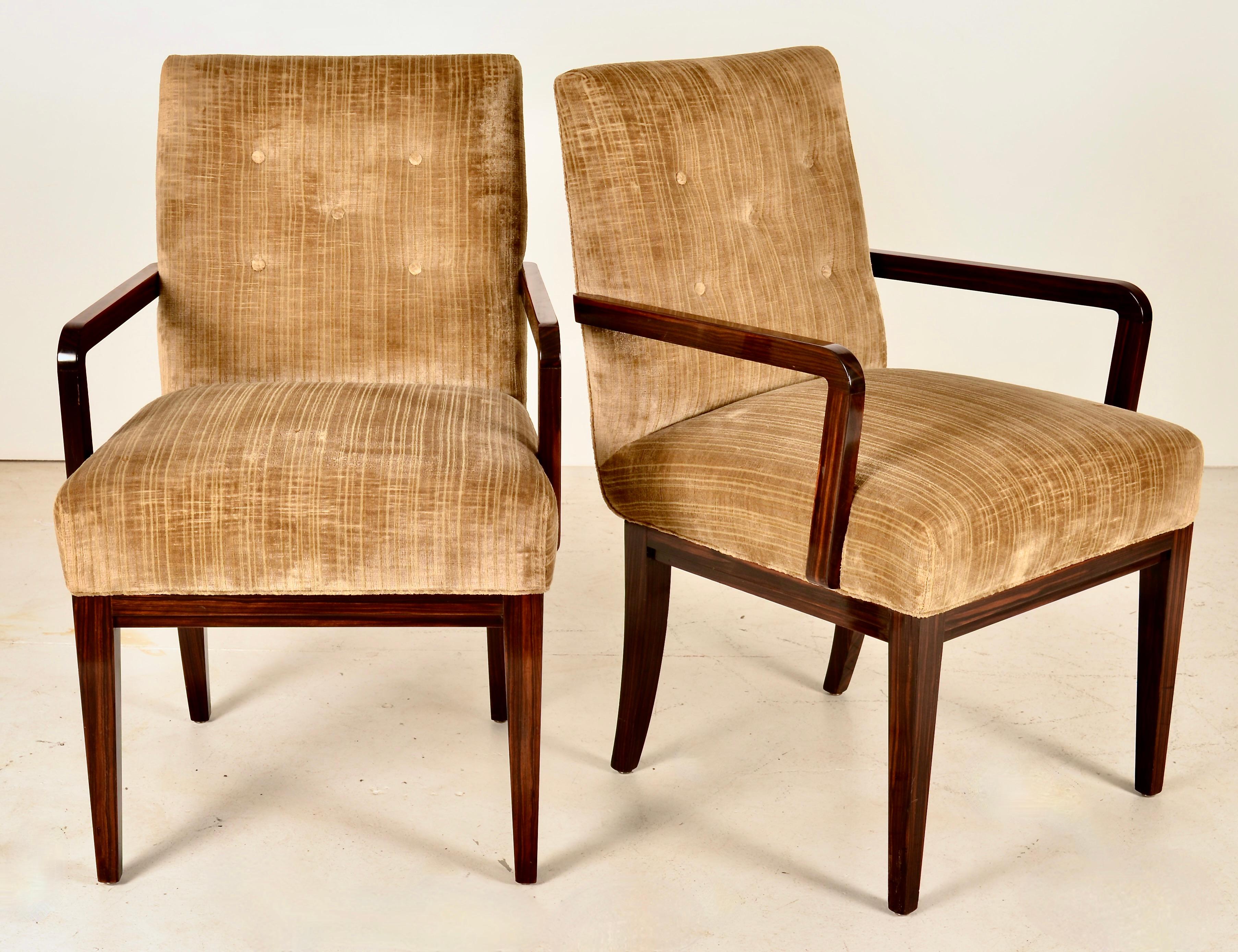 Ces chaises sont fabriquées avec le souci du détail qui a fait la réputation de Schmieg et Kotzian. Le bois exotique zébré a une finition riche et brillante. Les pieds se rétrécissent légèrement et les pieds arrière ont une forme de sabre. Les