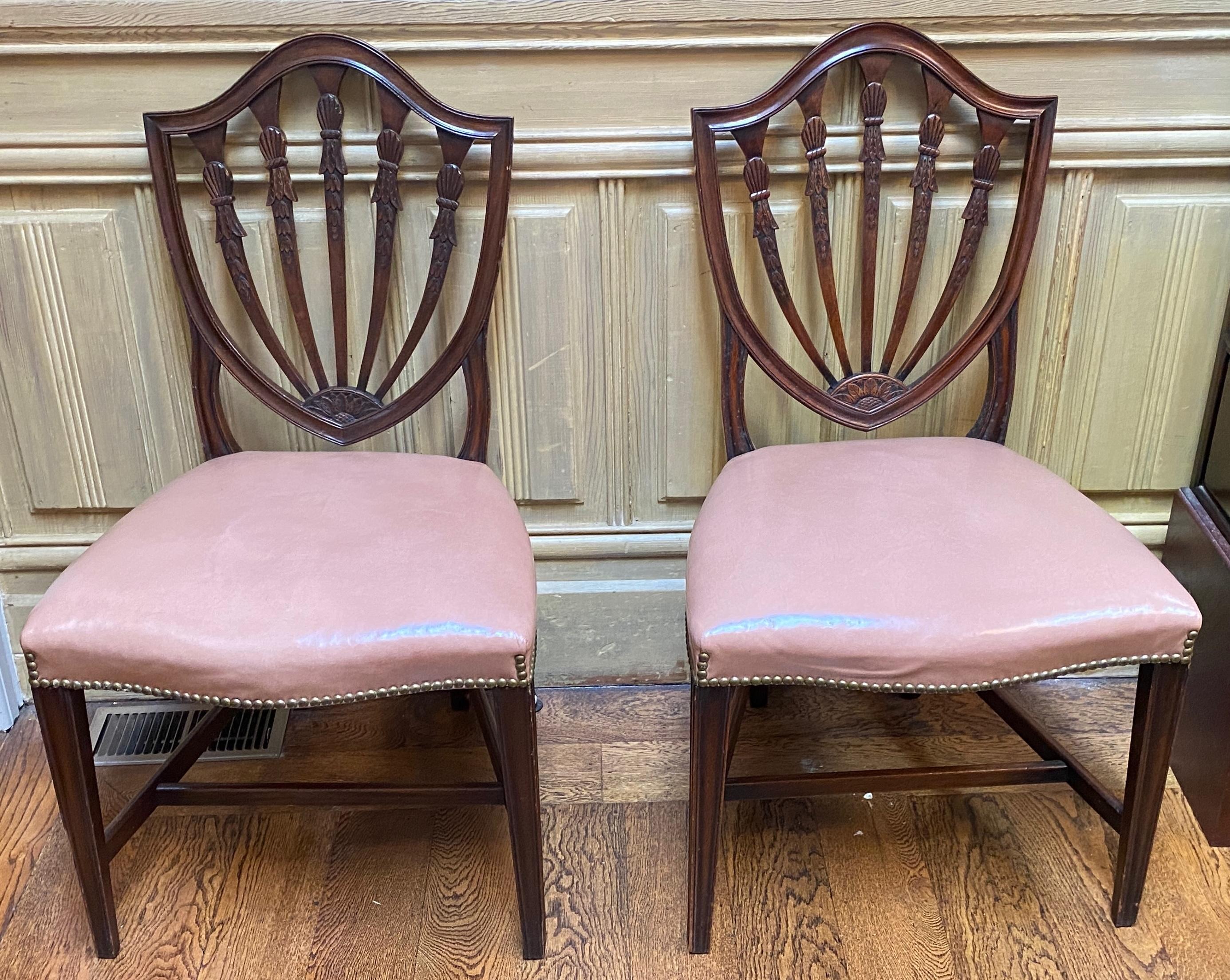 Realizzato tra l'ultimo quarto del XIX secolo e il primo quarto del XX secolo. Set di dieci sedie da pranzo in mogano inglese in stile Sheraton, composto da otto sedie laterali e due poltrone, tutte con sedili in pelle. In ottime condizioni, alcune