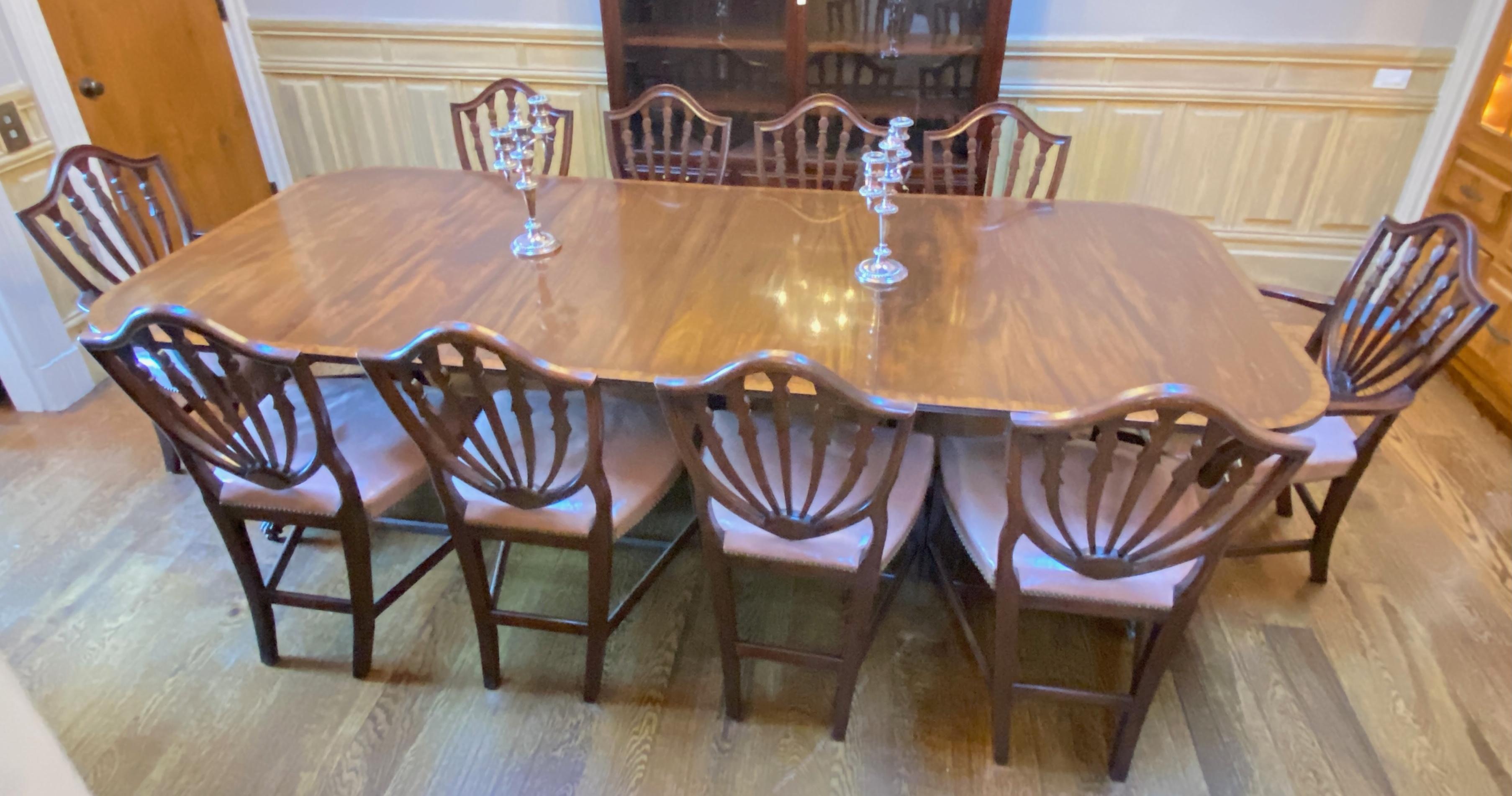 Inglese Set di 10 sedie da pranzo in mogano inglese in stile Sheridan in vendita