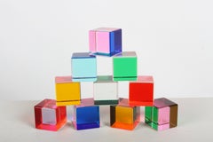 Conjunto de 10 esculturas cúbicas de Op-Art de lucita laminada firmadas por Vasa Mihich, fechadas en 1991