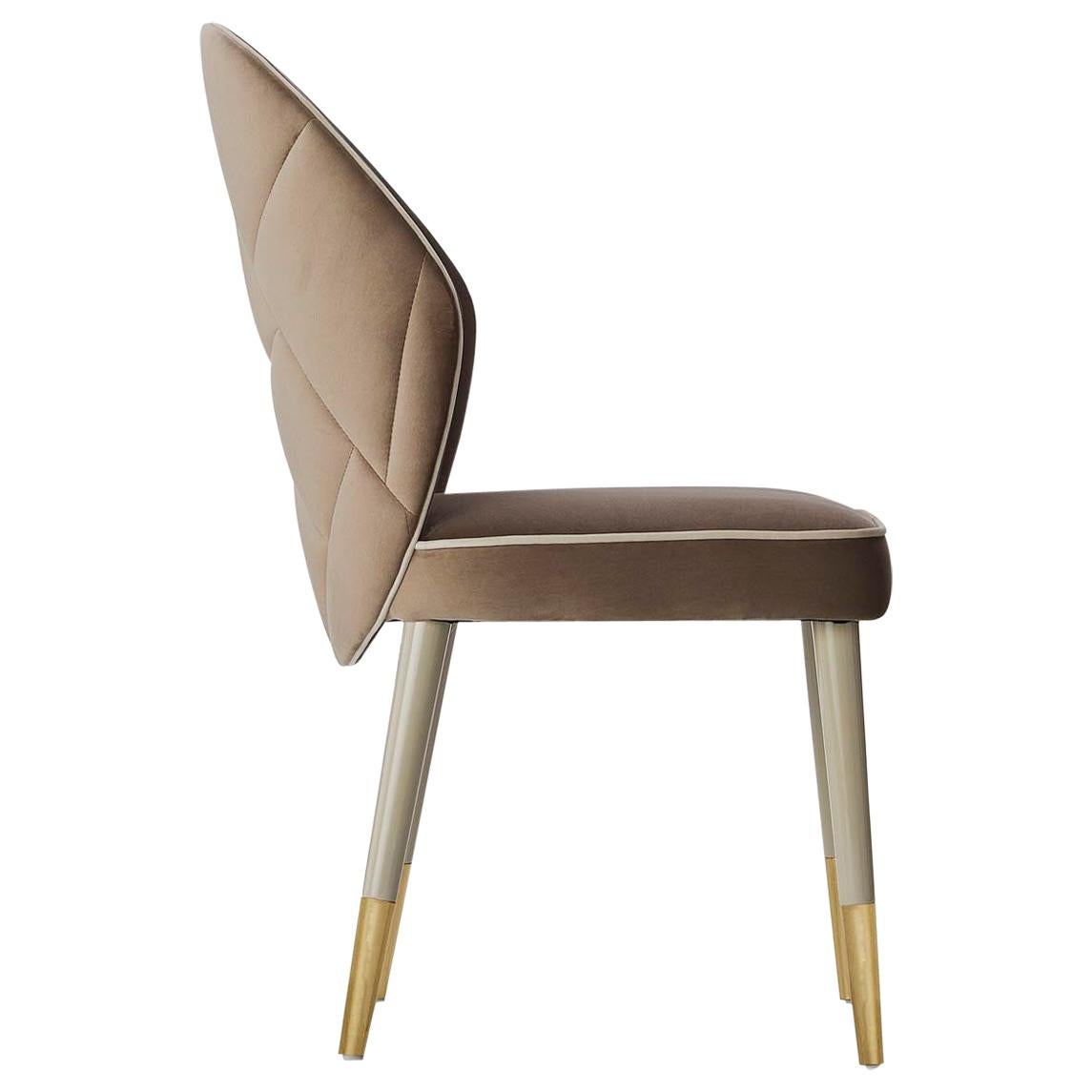 Beyond its undeniable beauty, Sophia dining chair is an elegant and comfortable piece, with sophisticated details on its back.
Outlined by beautiful piping detail, this chair set comes upholstered with project 4 taupe (structure) and comfort 2