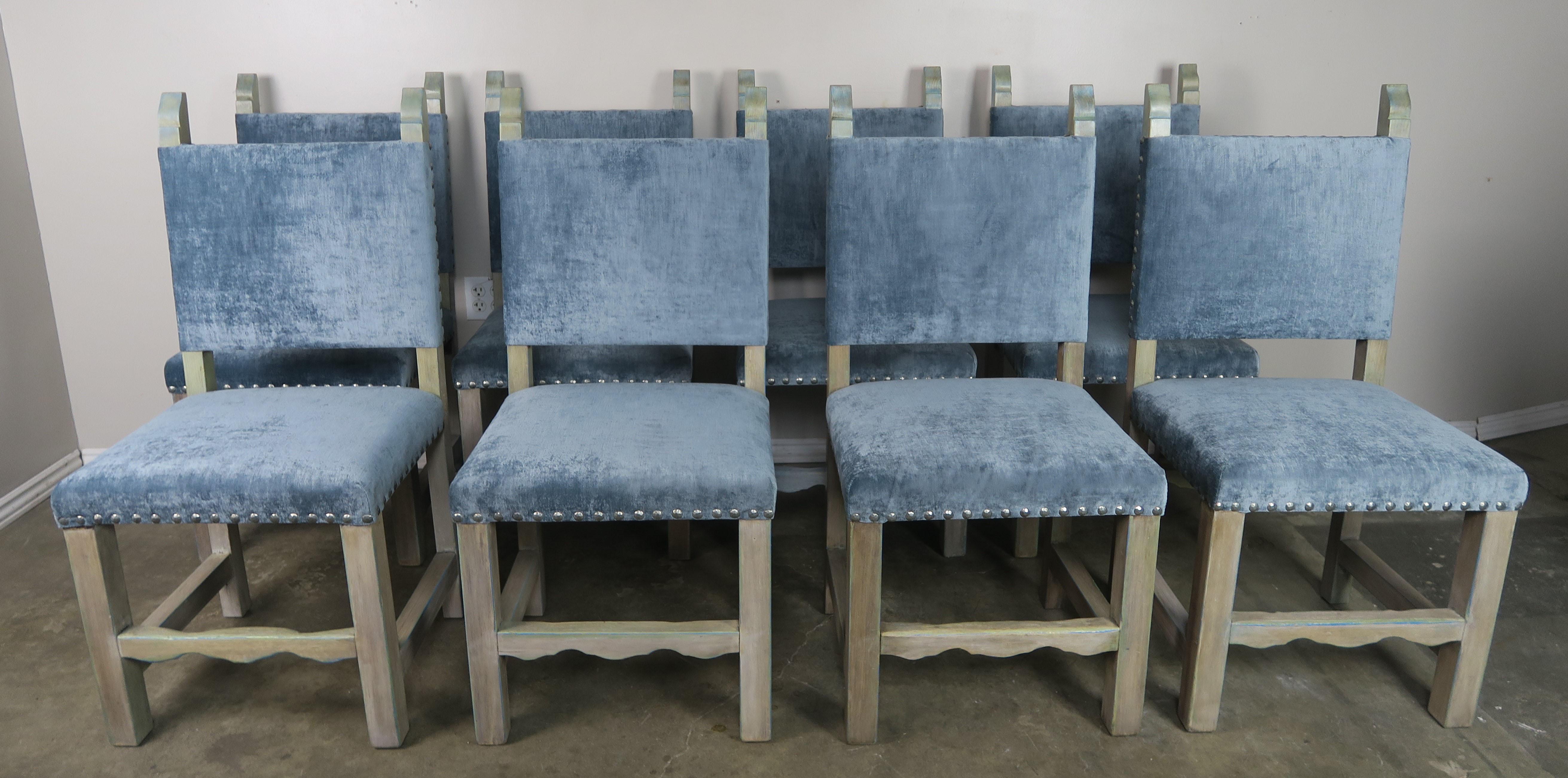 Autre Lot de 10 chaises de salle à manger espagnoles en noyer peint avec tapisserie en velours turquoise en vente