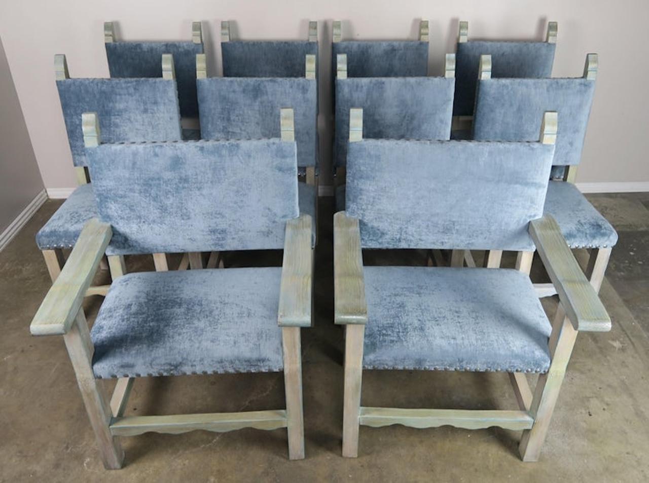 Set di (10) sedie da pranzo in noce spagnolo verniciato con imbottitura in velluto color acqua e dettagli in ottone antico.
Misure: Poltrone 28 x 22 x 40 SH 19
Sedie laterali 19 x 19 x 40 SH 19.