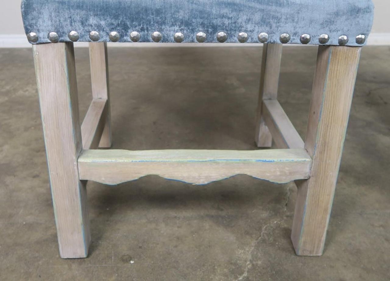 Set di 10 sedie da pranzo in legno di noce verniciato spagnolo con rivestimento in velluto color acqua in vendita 1