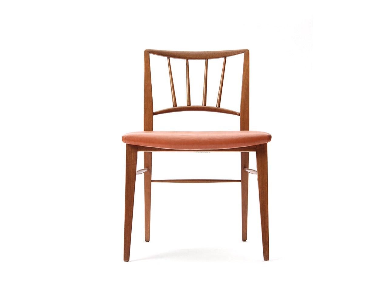 Un classico set di dieci (10) sedie da pranzo, ognuna delle quali presenta una struttura in legno di noce massiccio, uno schienale a fuso con allungamenti in ottone. Il set comprende 8 sedie laterali e 2 poltrone, tutte con la pelle marrone