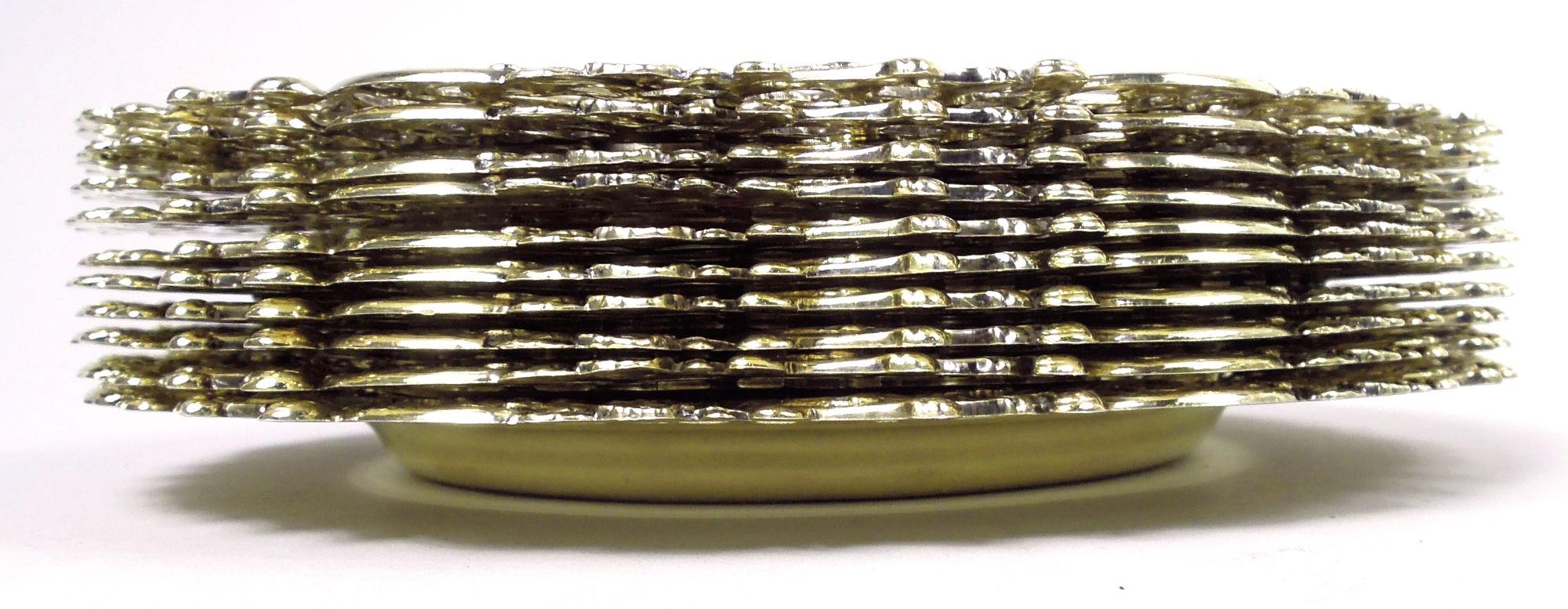Juego de 10 platos de postre eduardianos de plata de ley dorada clásica. Fabricado por Howard & Co. en Nueva York, hacia 1910. Cada uno Pozo redondo y profundo y borde rinceaux ancho y abierto: Bordura de volutas de hojas dinámicas intercaladas con