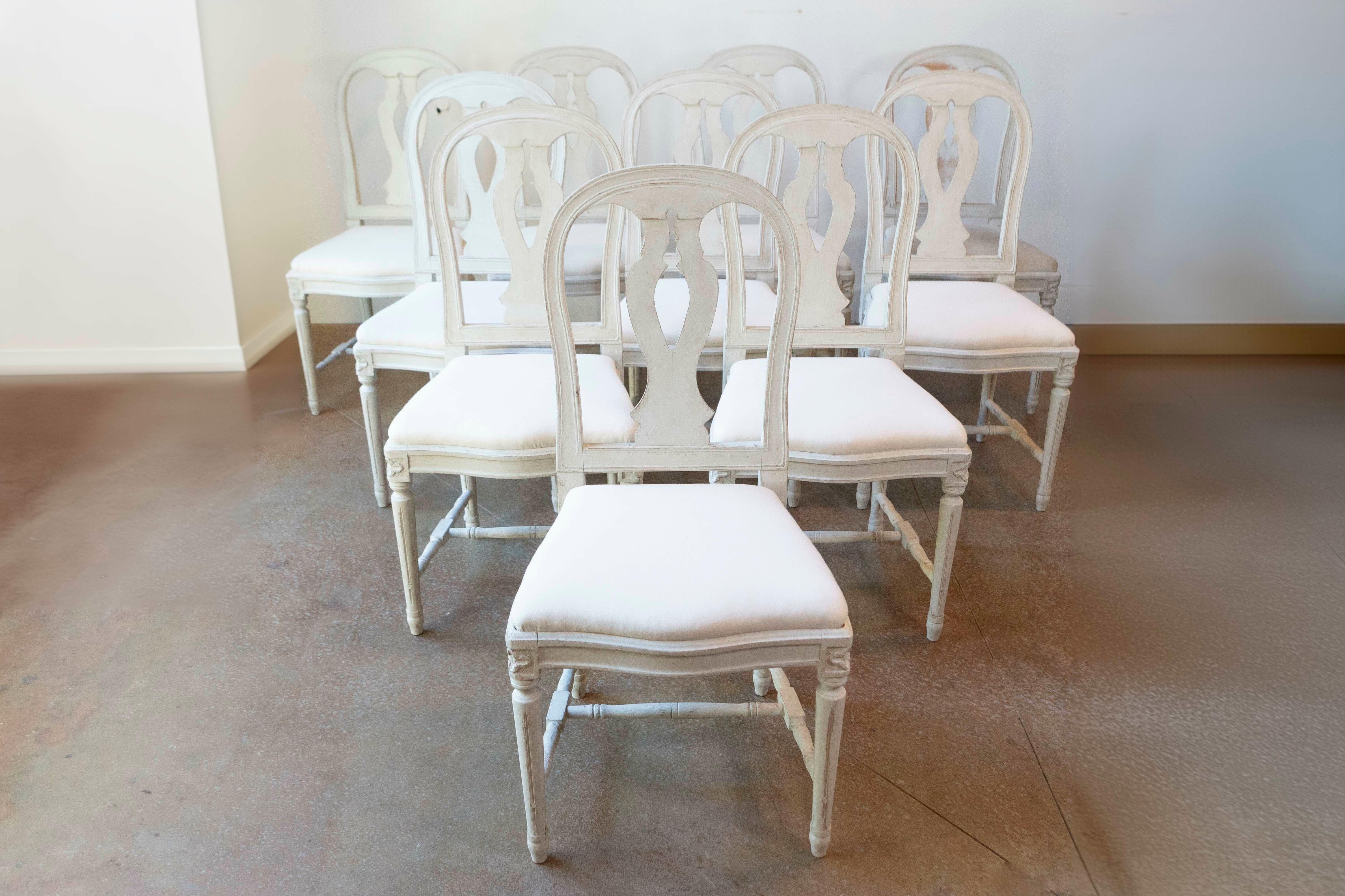 Tappezzeria Set di 10 sedie da sala da pranzo svedesi dipinte con stecche e tappezzeria intagliate in vendita