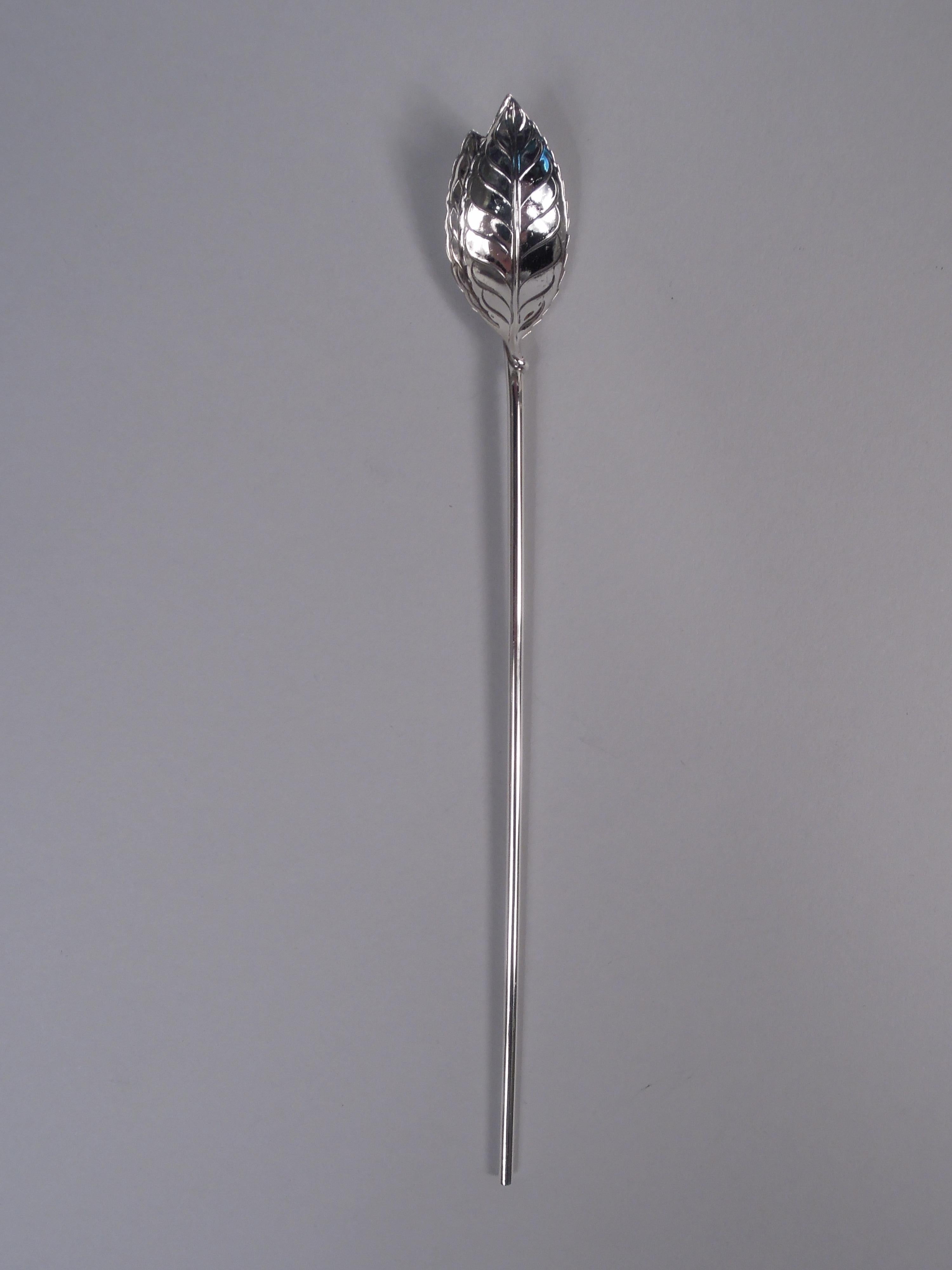 Set di 10 agitatori per tè freddo in argento americano Midcentury Modern. Ciascuno: gambo dritto e cavo; ciotola a foglie sovrapposte venate e seghettate. Marcato 