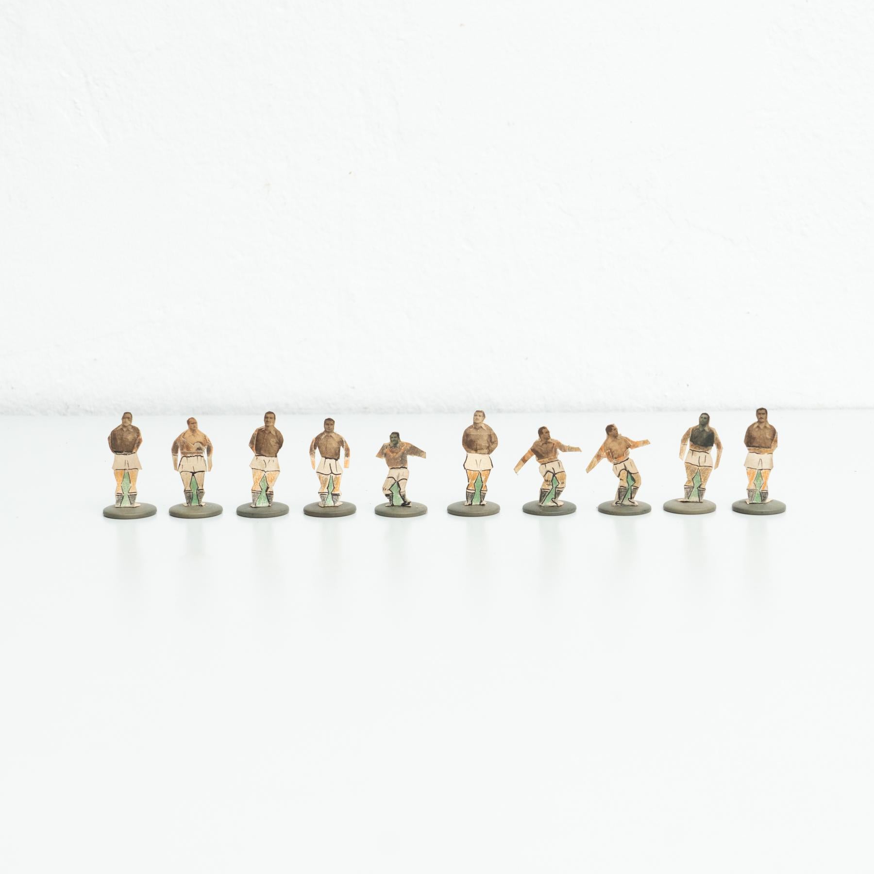 Satz von zehn Tischknopf-Fußballspielern. Traditionelle Figuren, mit denen dieses klassische spanische Knopfspiel gespielt wird. 

Hergestellt in Spanien, ca. 1950.

Originaler Zustand mit geringen alters- und gebrauchsbedingten
