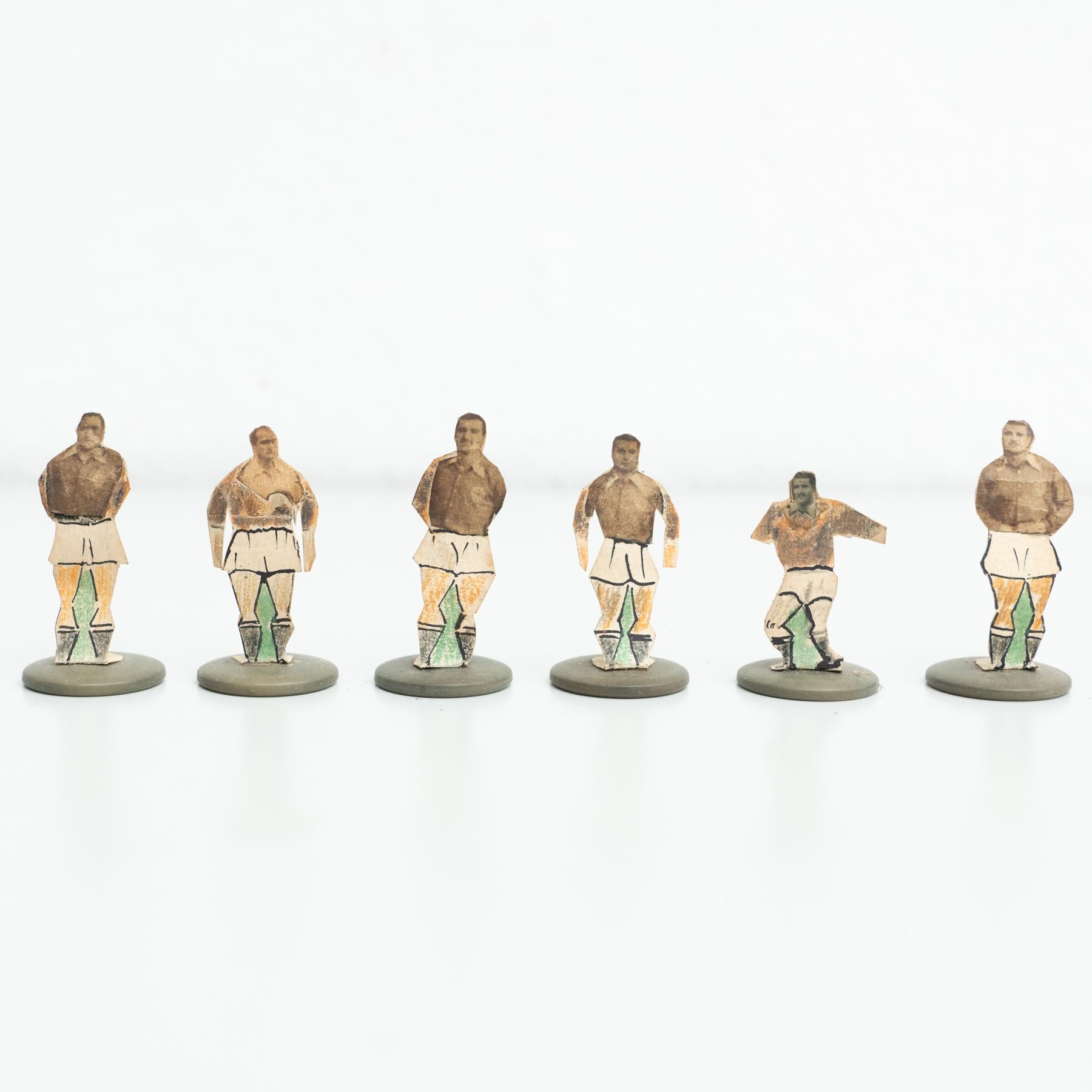 Mid-Century Modern Ensemble de 10 figurines de football traditionnelles anciennes à boutons, datant d'environ 1950 en vente