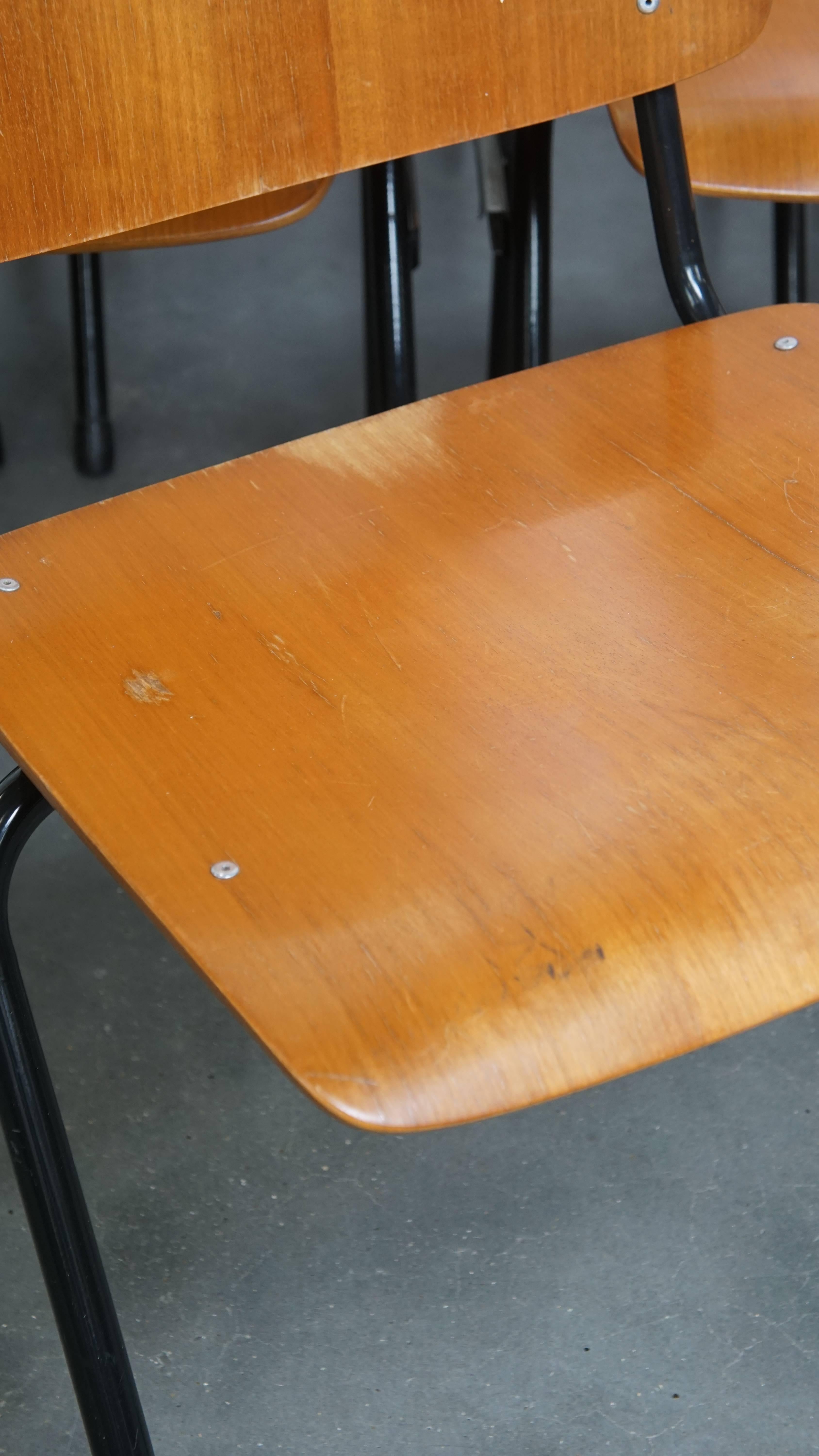 Juego de 10 sillas vintage de los años 60 con reposabrazos en venta 4