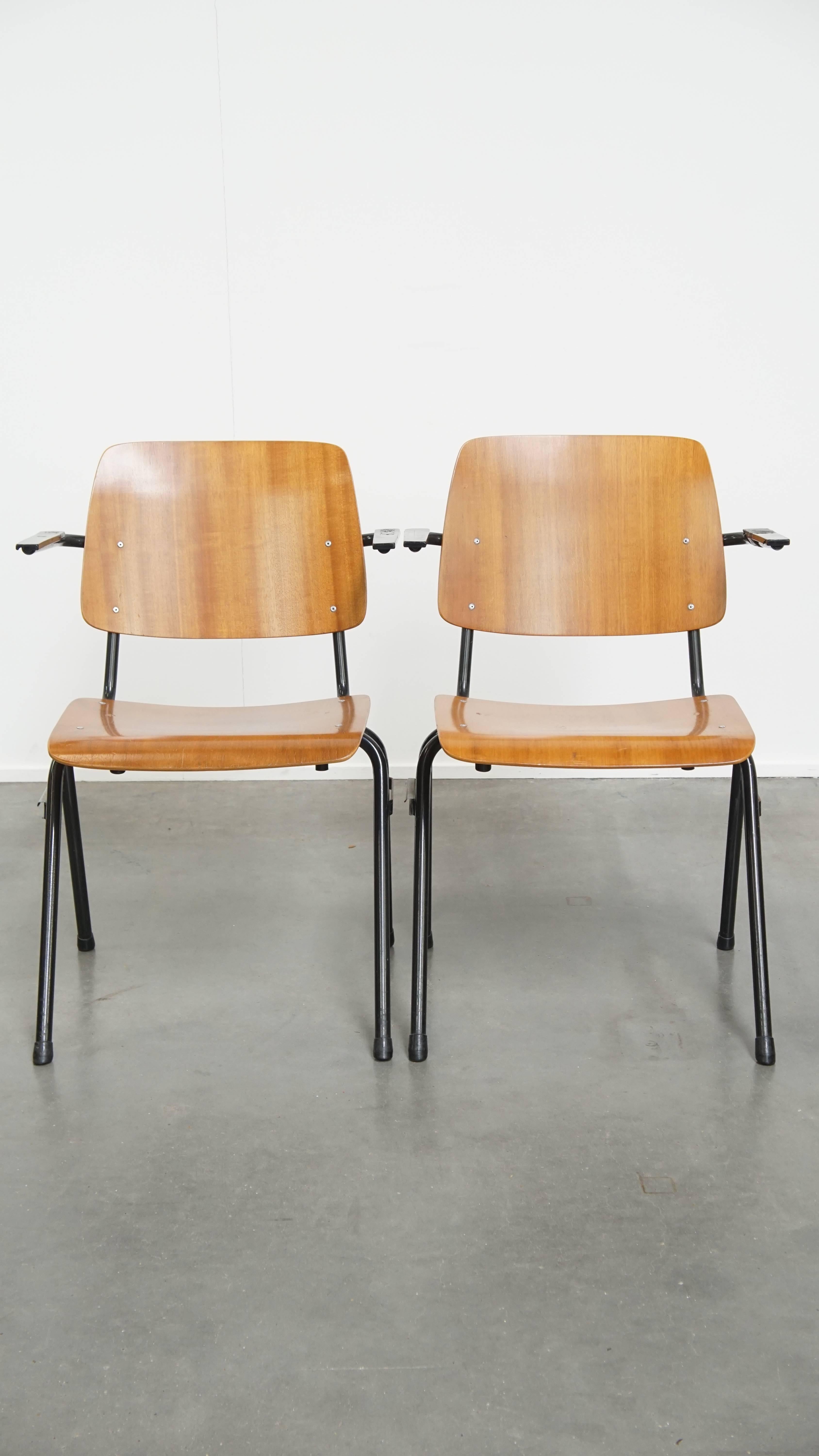 Se ofrece aquí un conjunto de 10 encantadoras sillas Marko vintage de diseño holandés de los años 60, utilizadas originalmente en escuelas o iglesias. Estas versátiles sillas también funcionan perfectamente en una cantina o como sillas de comedor.