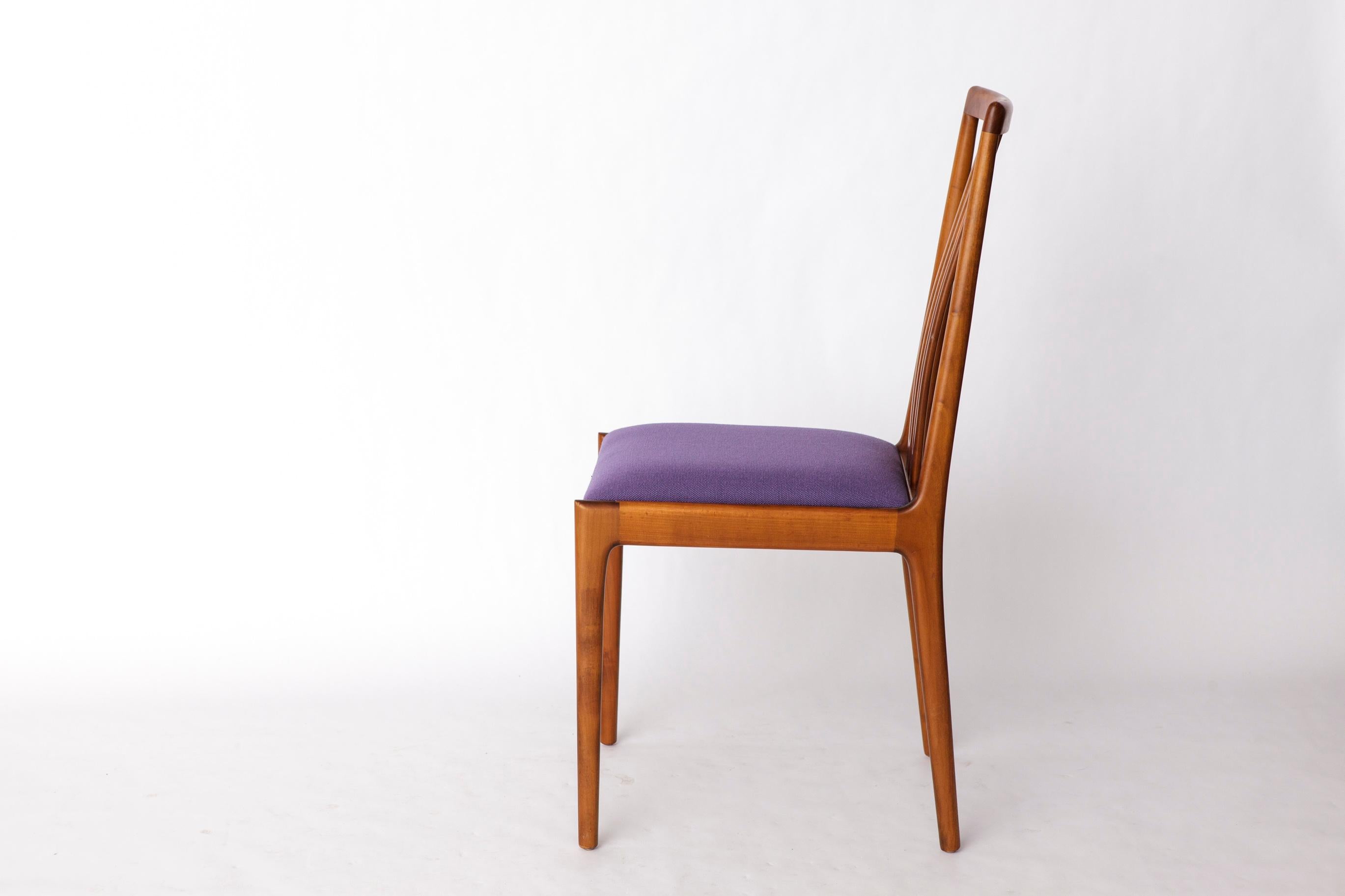 Satz von 10 Stühlen von Lübke - 1960-70er Jahre Buchenholz und violette Textilpolster (Teakholz) im Angebot