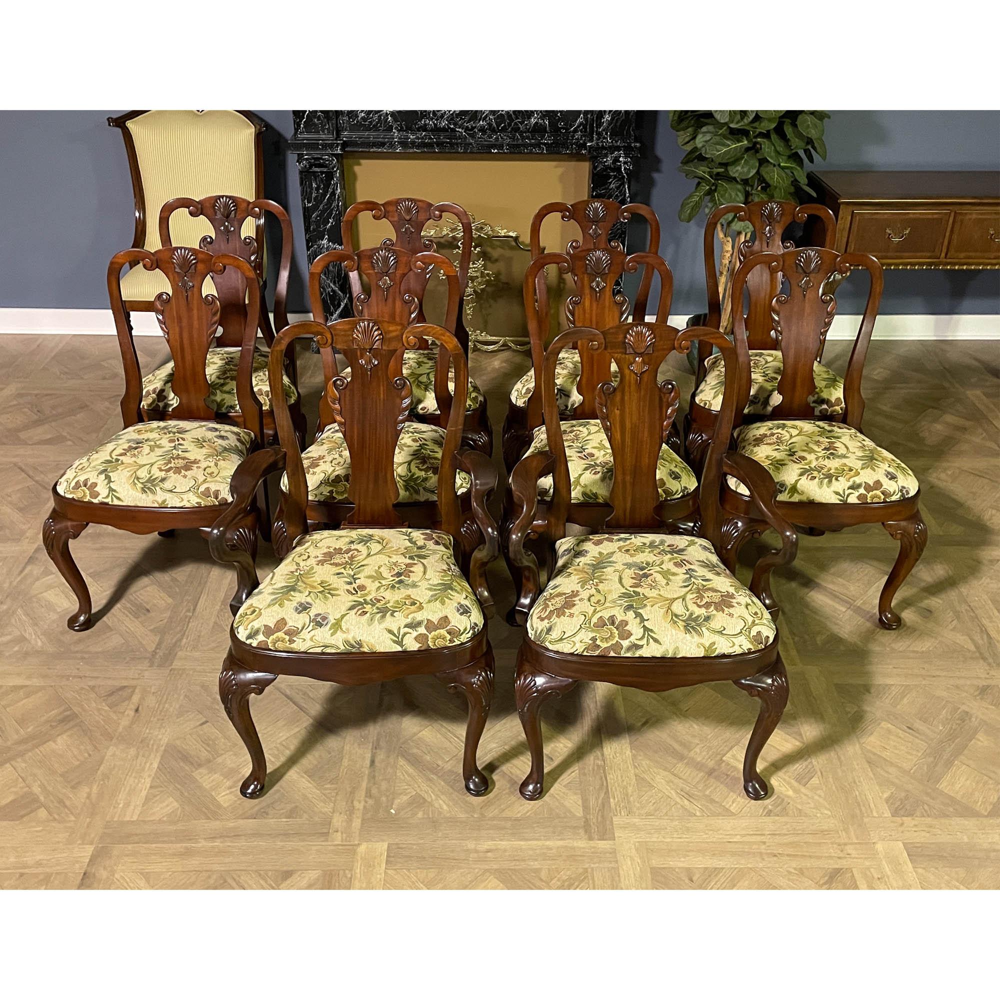 Ensemble de 10 chaises de salle à manger Vintage Maitland Smith comprenant 2 chaises à accoudoir et 8 chaises d'appoint. Les fauteuils sont larges et confortables et présentent des accoudoirs magnifiquement sculptés, ce qui leur confère un aspect