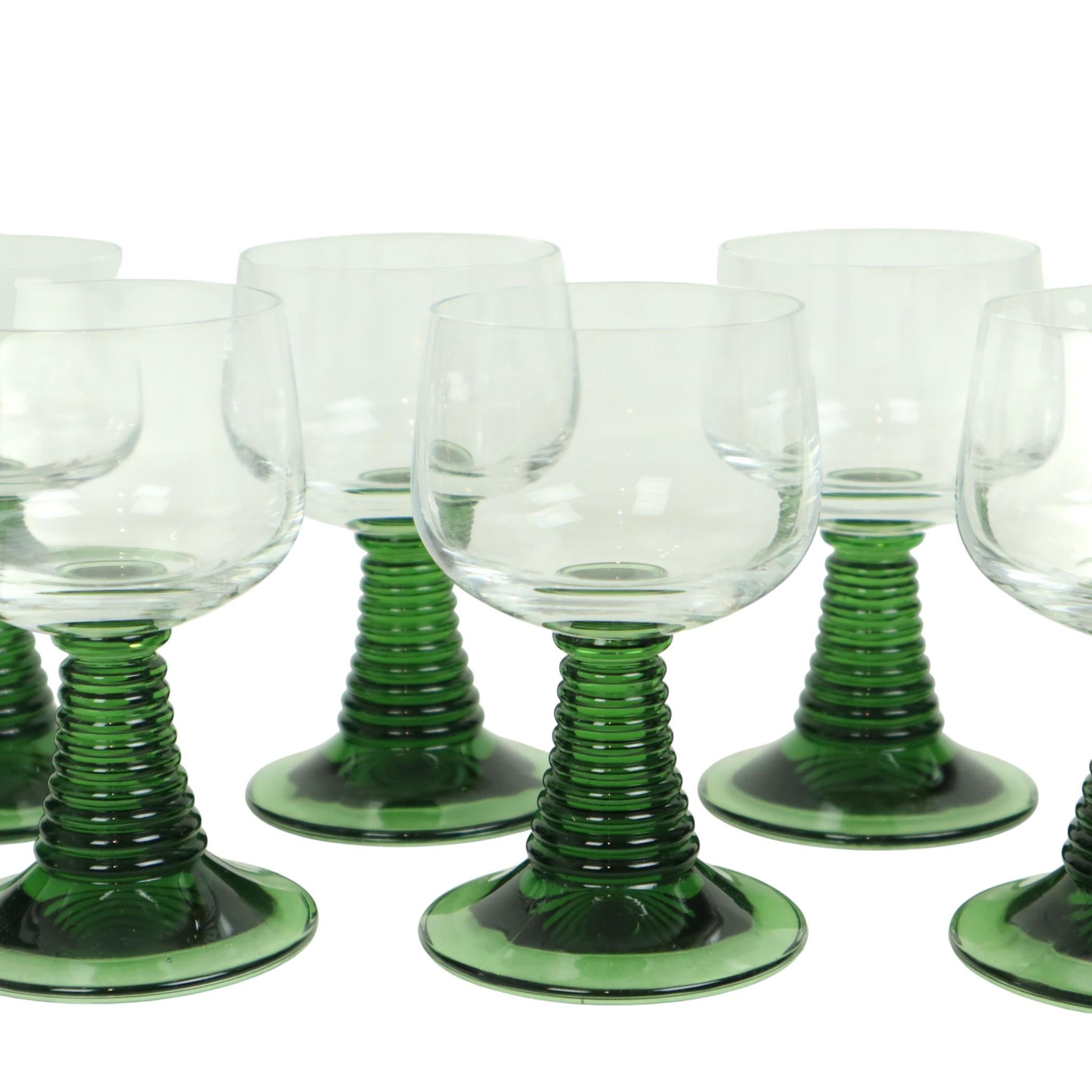 Satz von 10 Vintage Roemer Weingläser Grün gerippt Fuß im Zustand „Gut“ im Angebot in Poperinge, BE