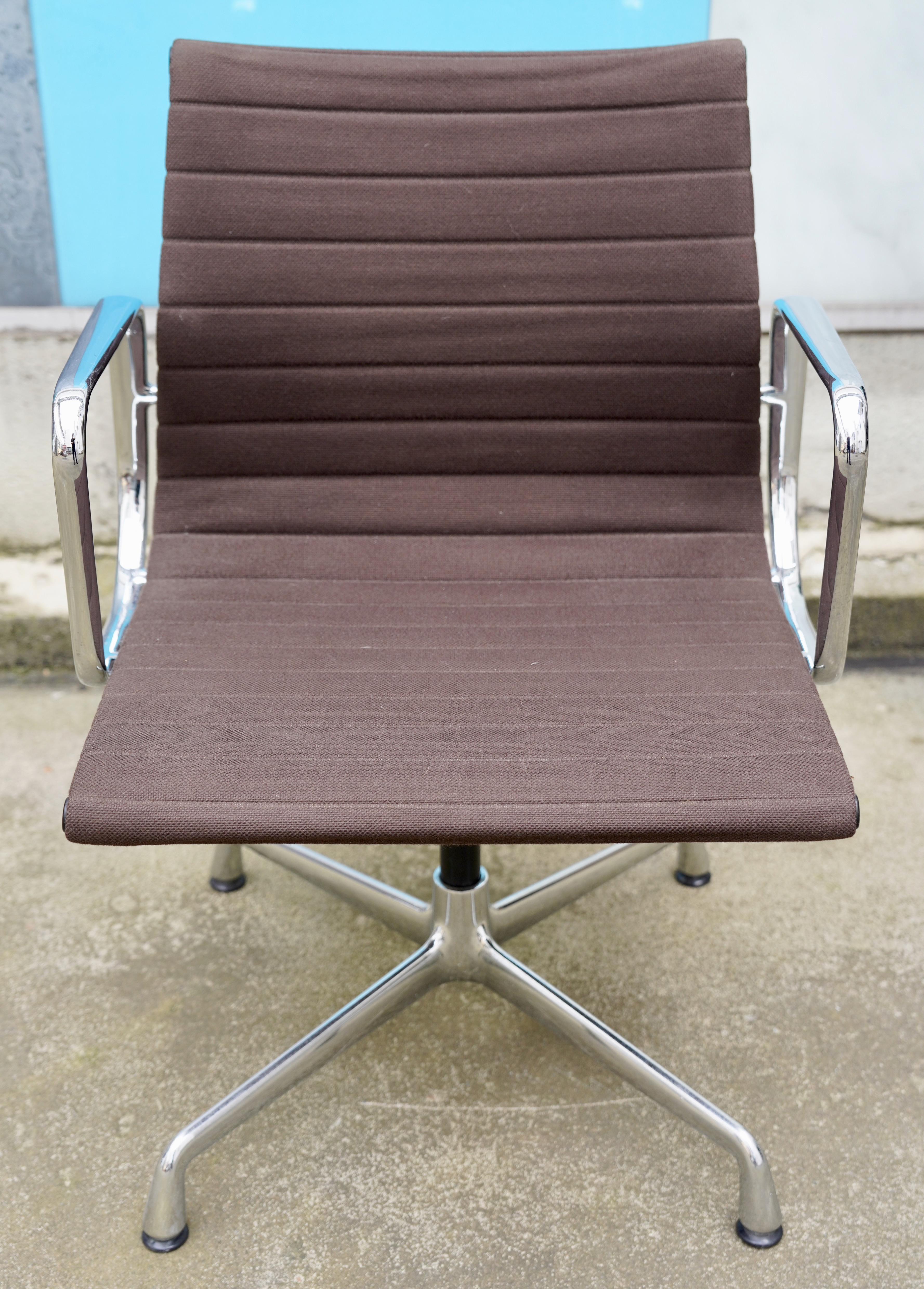 10 Sedie in alluminio Vitra EA 107 di Charles and Ray Eames in castagno/marrone, H. 83 cm

Questo set di dieci sedie in alluminio Vitra EA 107, disegnate dai leggendari Charles e Ray Eames, offre una perfetta combinazione di design iconico e