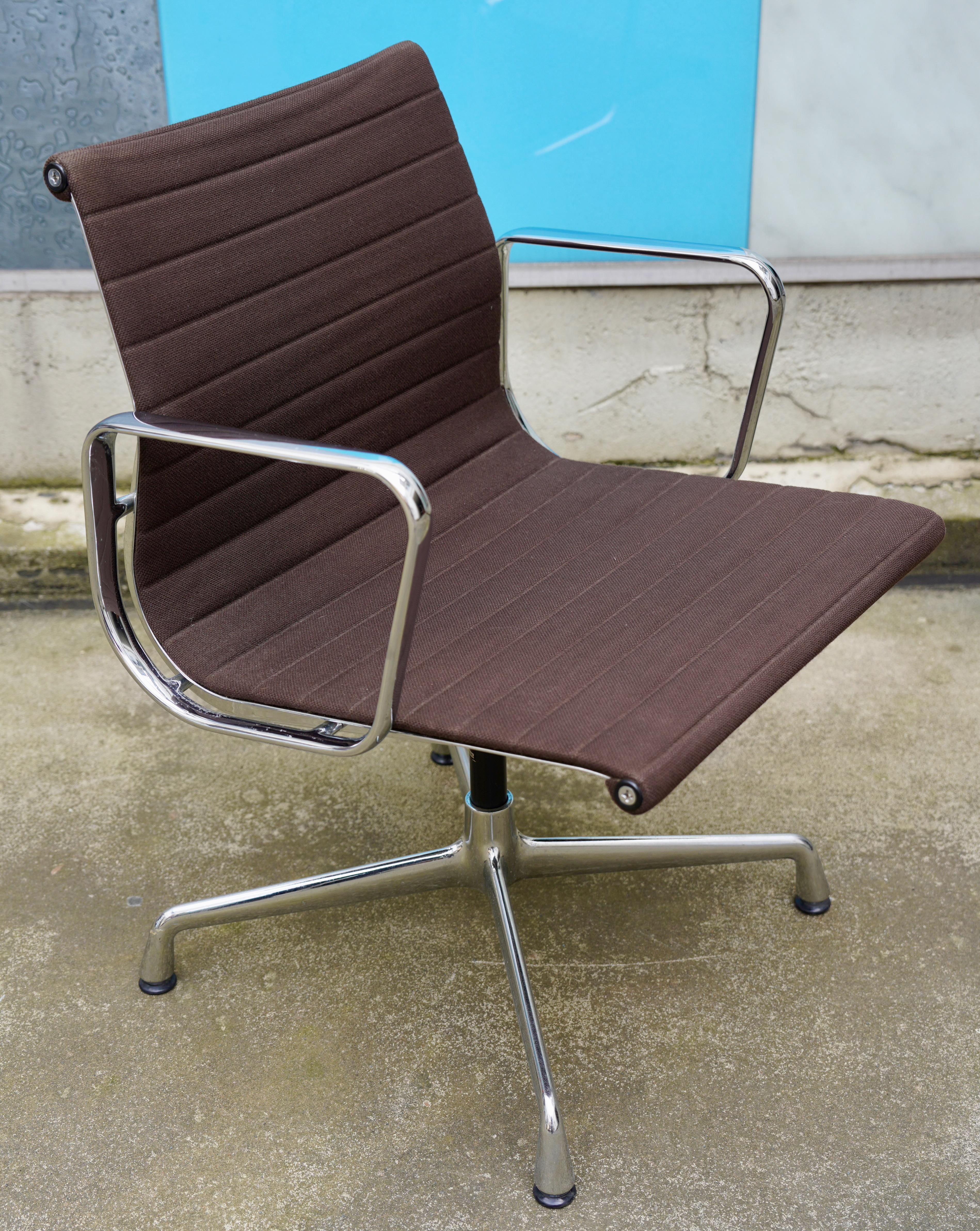 Moderno Set di 10 sedie in alluminio Vitra EA 107 di Charles and Ray Eames Charles Browning in vendita