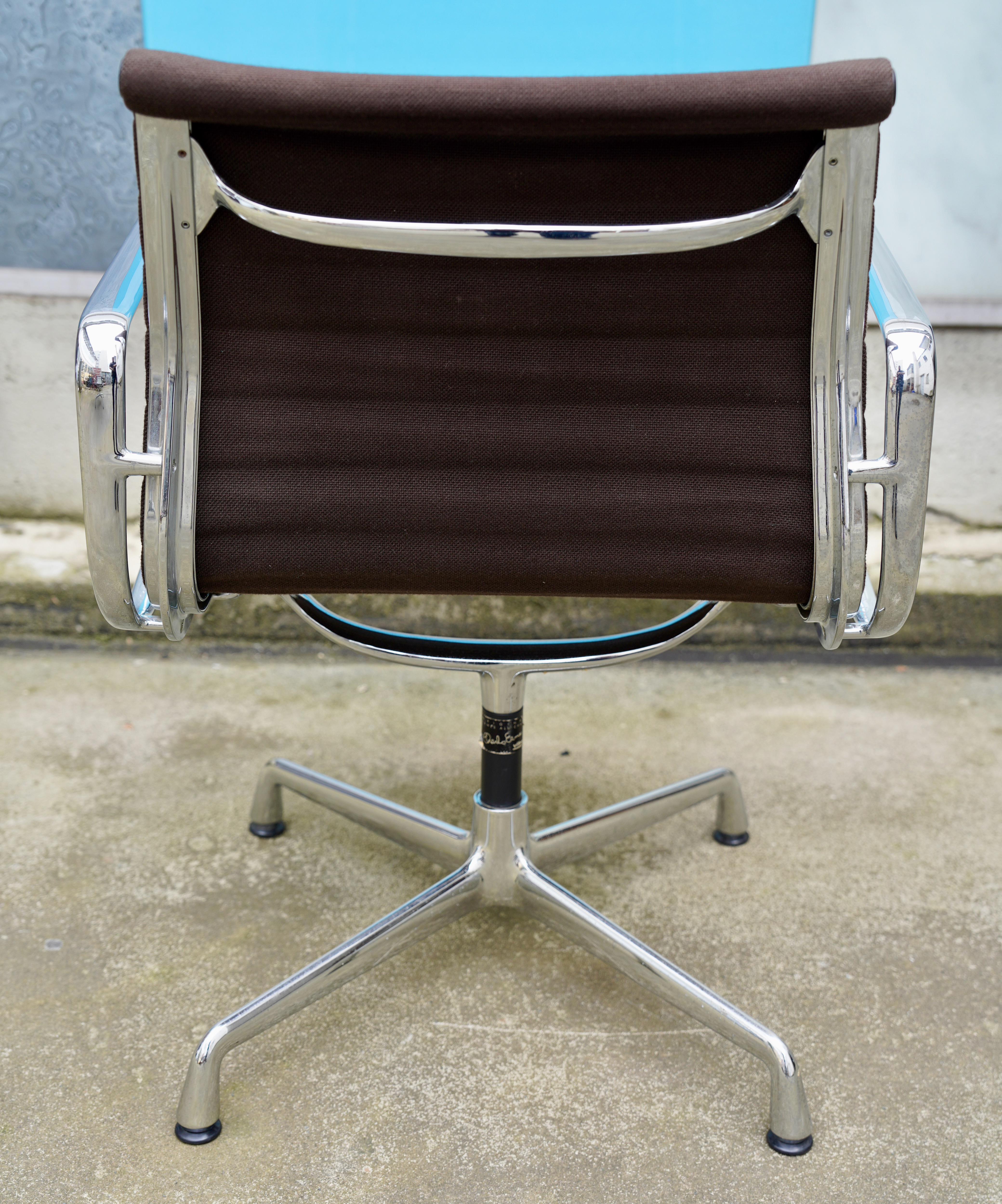 Set di 10 sedie in alluminio Vitra EA 107 di Charles and Ray Eames Charles Browning In condizioni buone in vendita a Berlin, DE