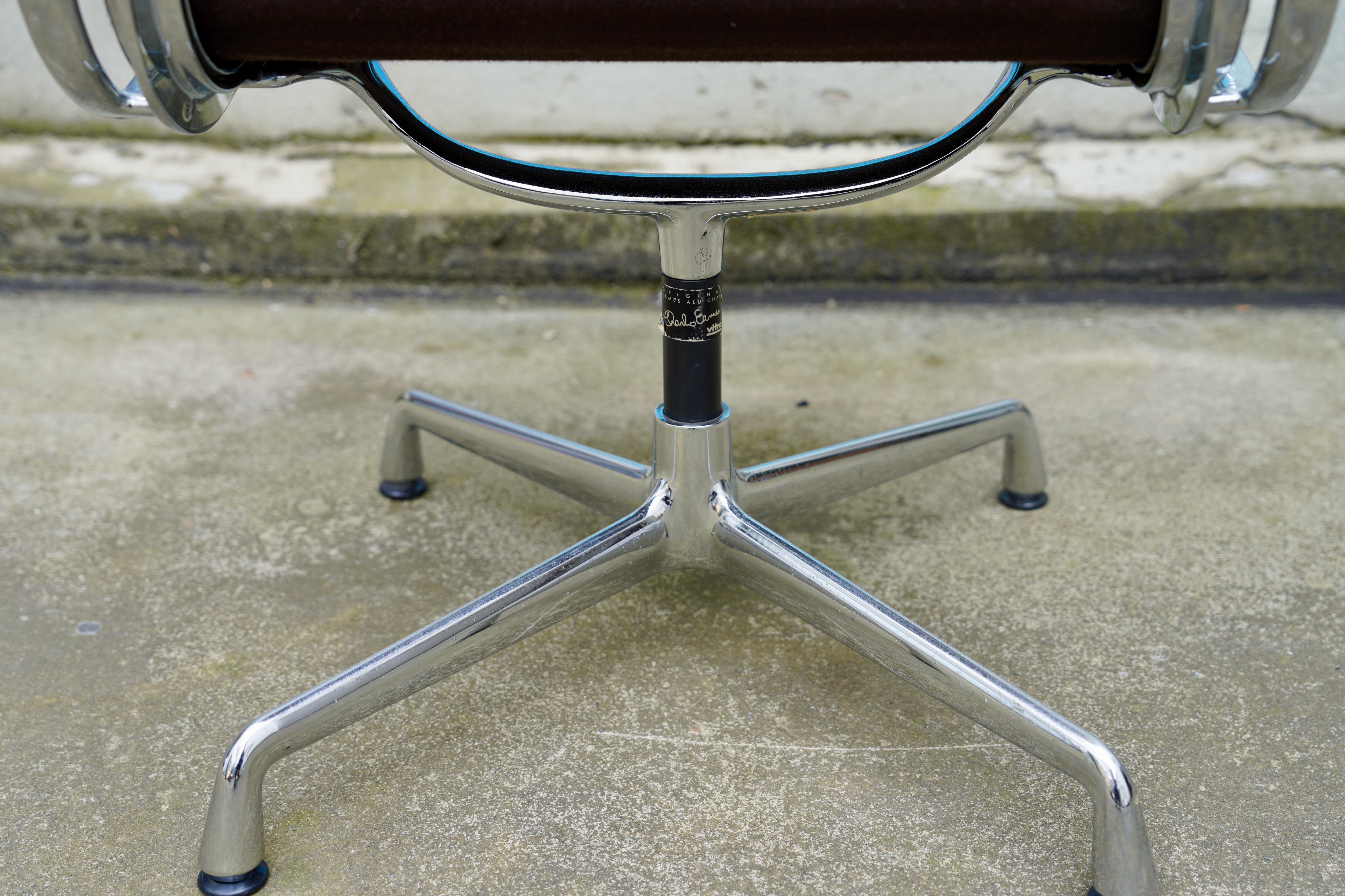 XXI secolo e contemporaneo Set di 10 sedie in alluminio Vitra EA 107 di Charles and Ray Eames Charles Browning in vendita