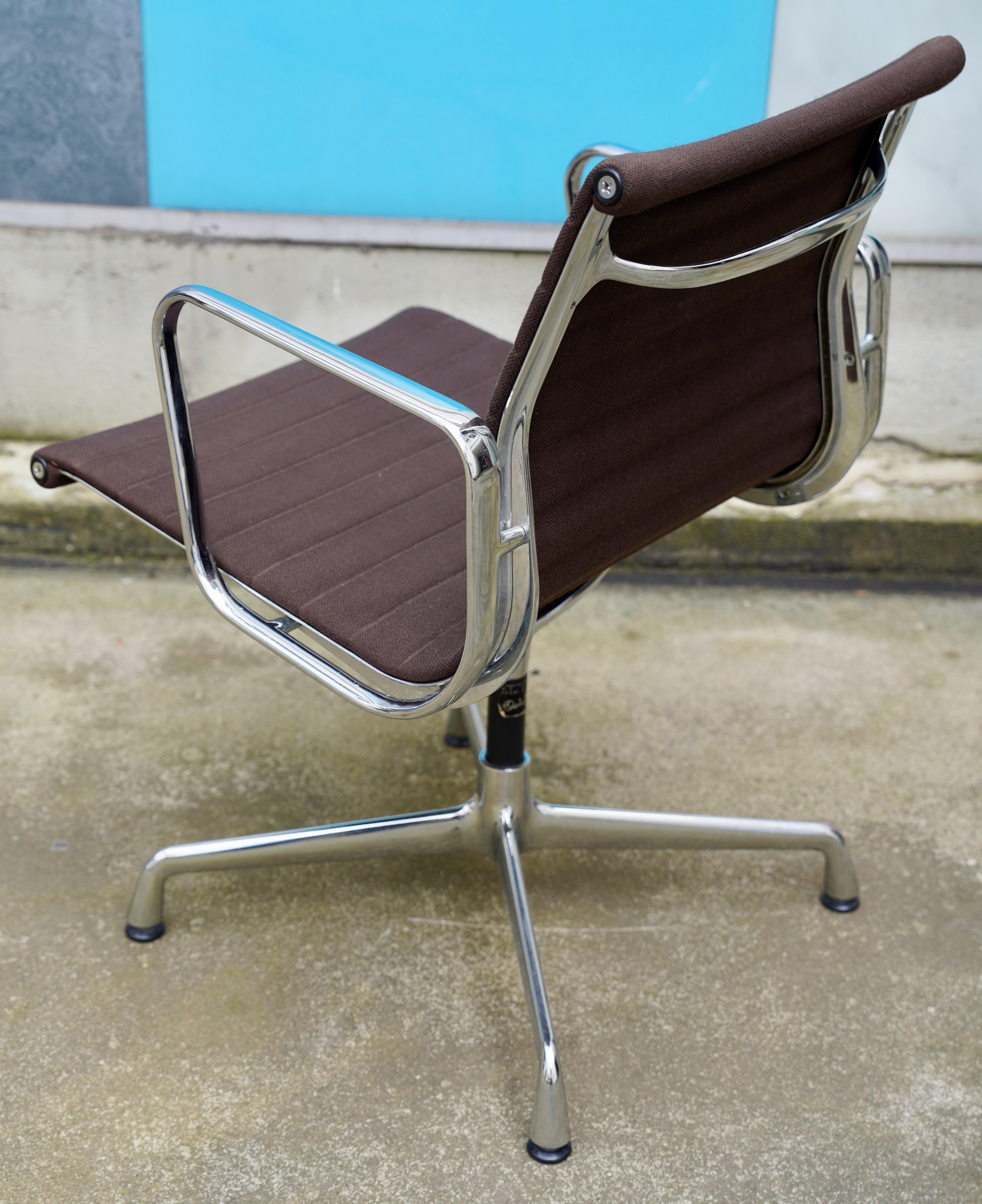 Tessile Set di 10 sedie in alluminio Vitra EA 107 di Charles and Ray Eames Charles Browning in vendita
