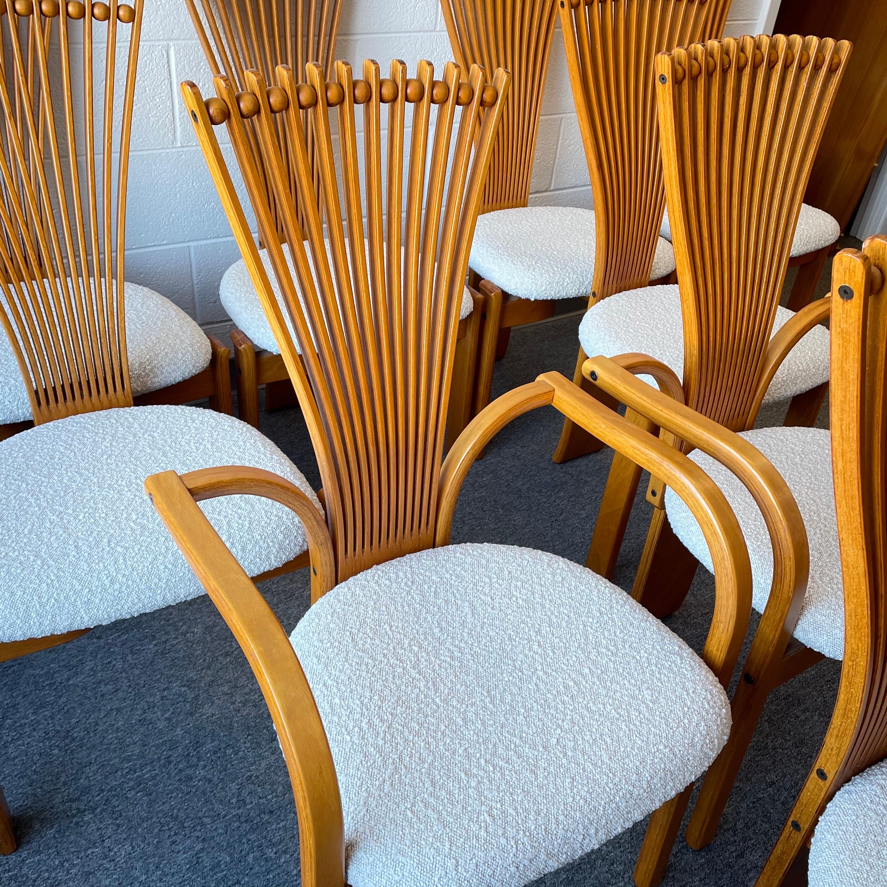 Incredibile set di 10 sedie da pranzo in teak disegnate da Torstein Nilsen per Westnofa Furniture, Norvegia. Prodotte all'inizio degli anni '80, queste sedie hanno un elegante design postmoderno che si abbina ancora bene ai pezzi di metà secolo. Il