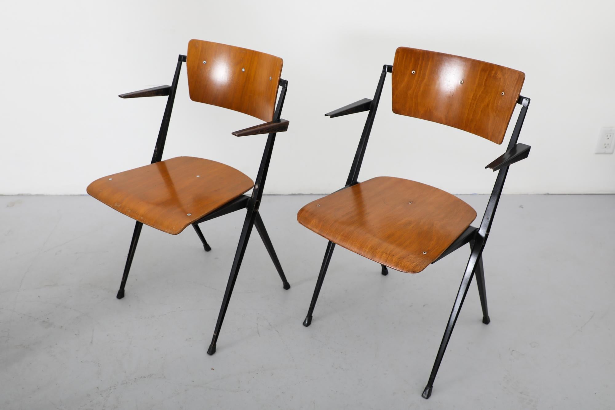 Ensemble de 10 chaises empilables Pyramid de Wim Rietveld en teck avec pieds émaillés noirs en vente 5