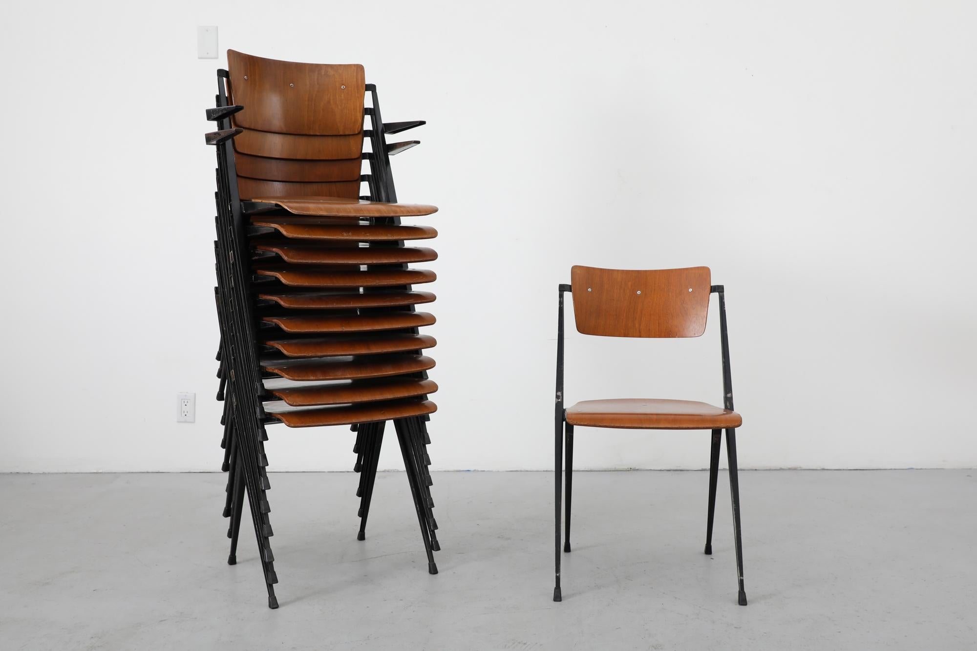 Ensemble de 10 chaises empilables Pyramid de Wim Rietveld en teck avec pieds émaillés noirs en vente 9
