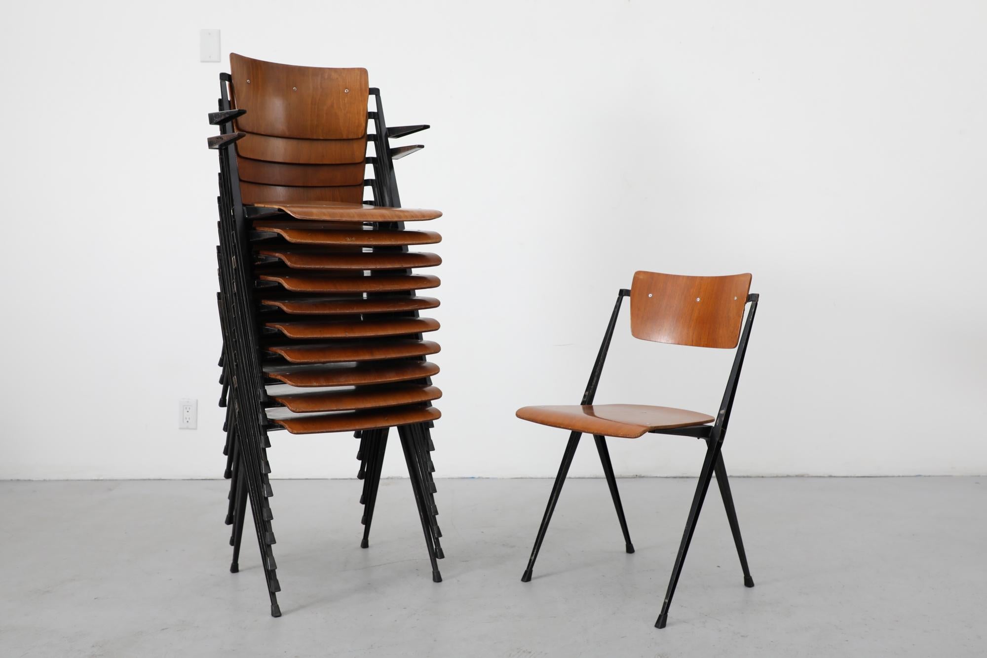 Ensemble de 10 chaises empilables Pyramid de Wim Rietveld en teck avec pieds émaillés noirs en vente 10