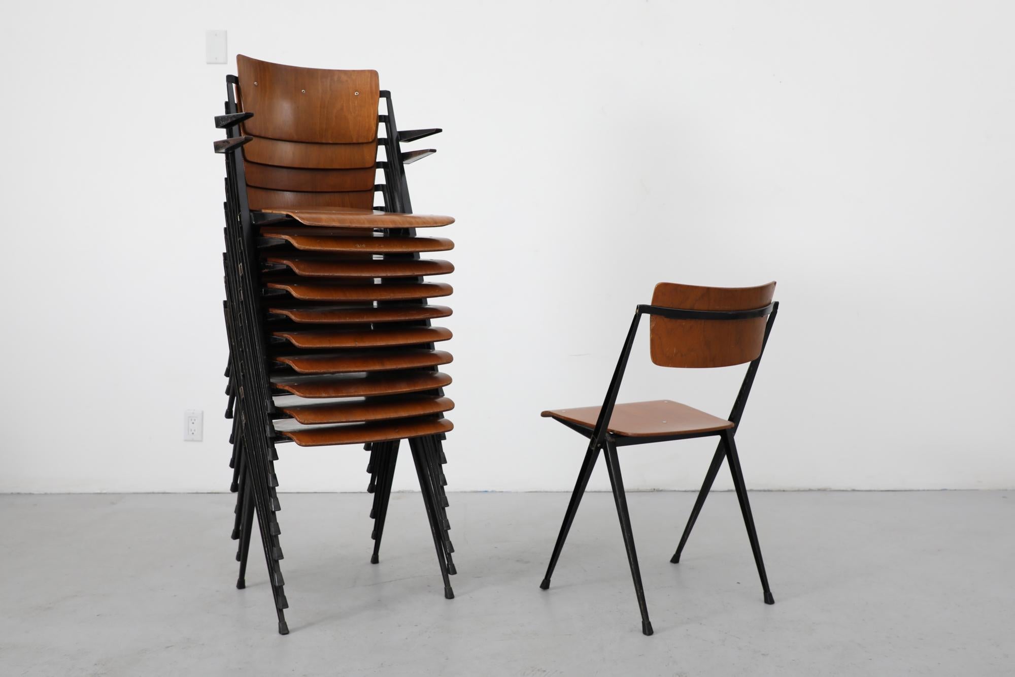 Ensemble de 10 chaises empilables Pyramid de Wim Rietveld en teck avec pieds émaillés noirs en vente 11
