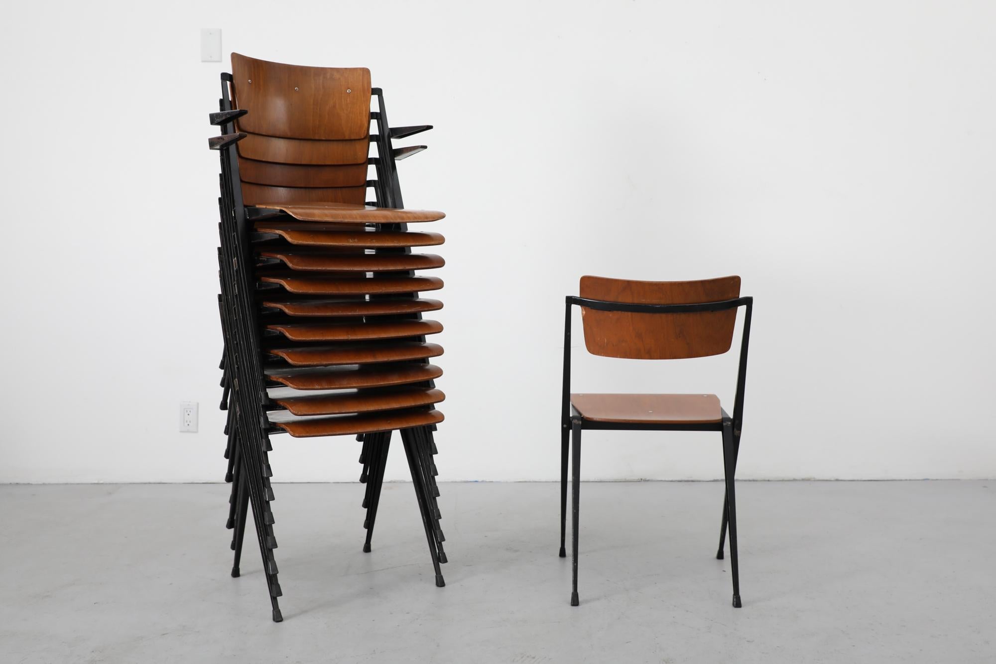 Ensemble de 10 chaises empilables Pyramid de Wim Rietveld en teck avec pieds émaillés noirs en vente 12