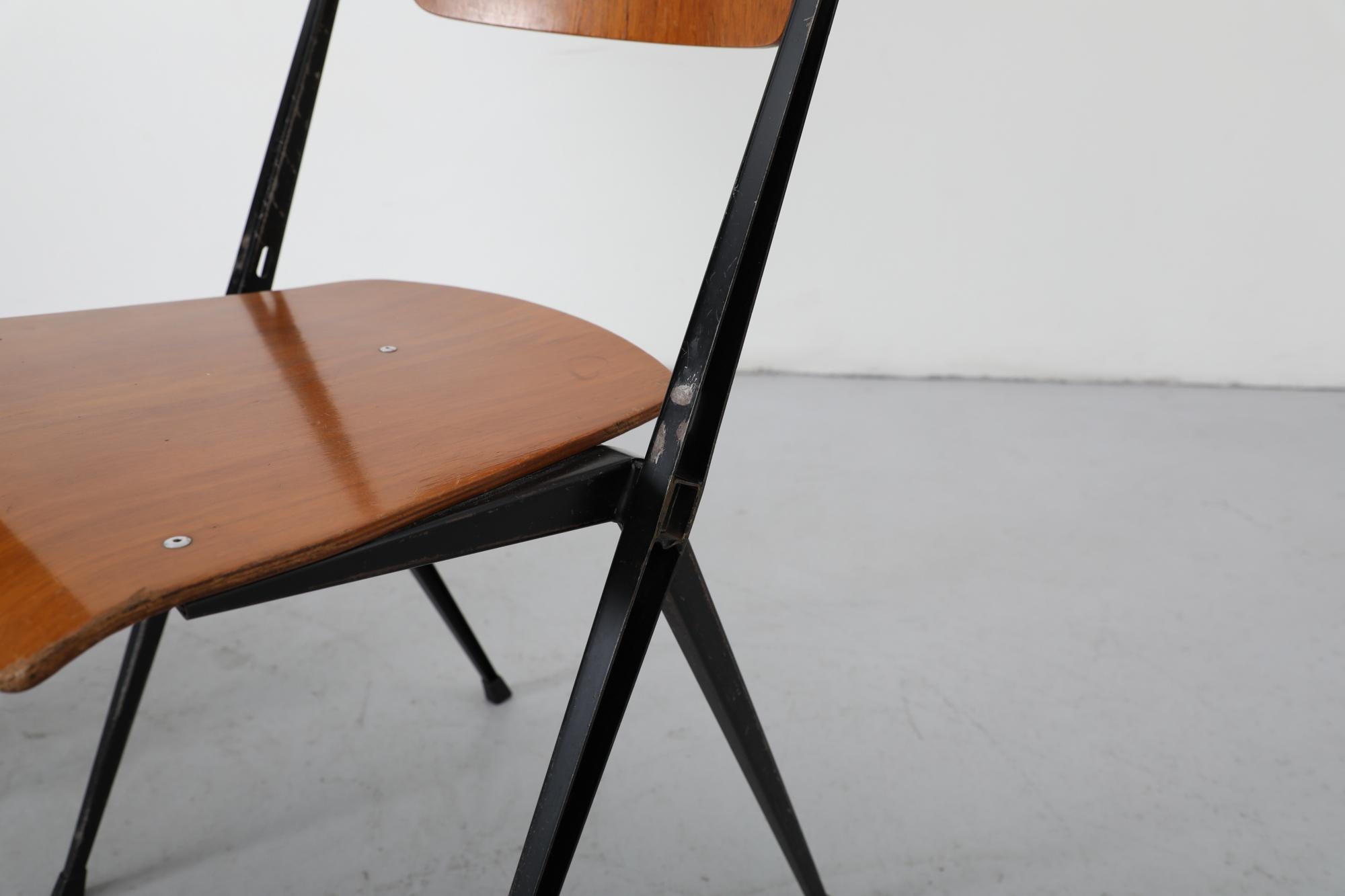Ensemble de 10 chaises empilables Pyramid de Wim Rietveld en teck avec pieds émaillés noirs en vente 13