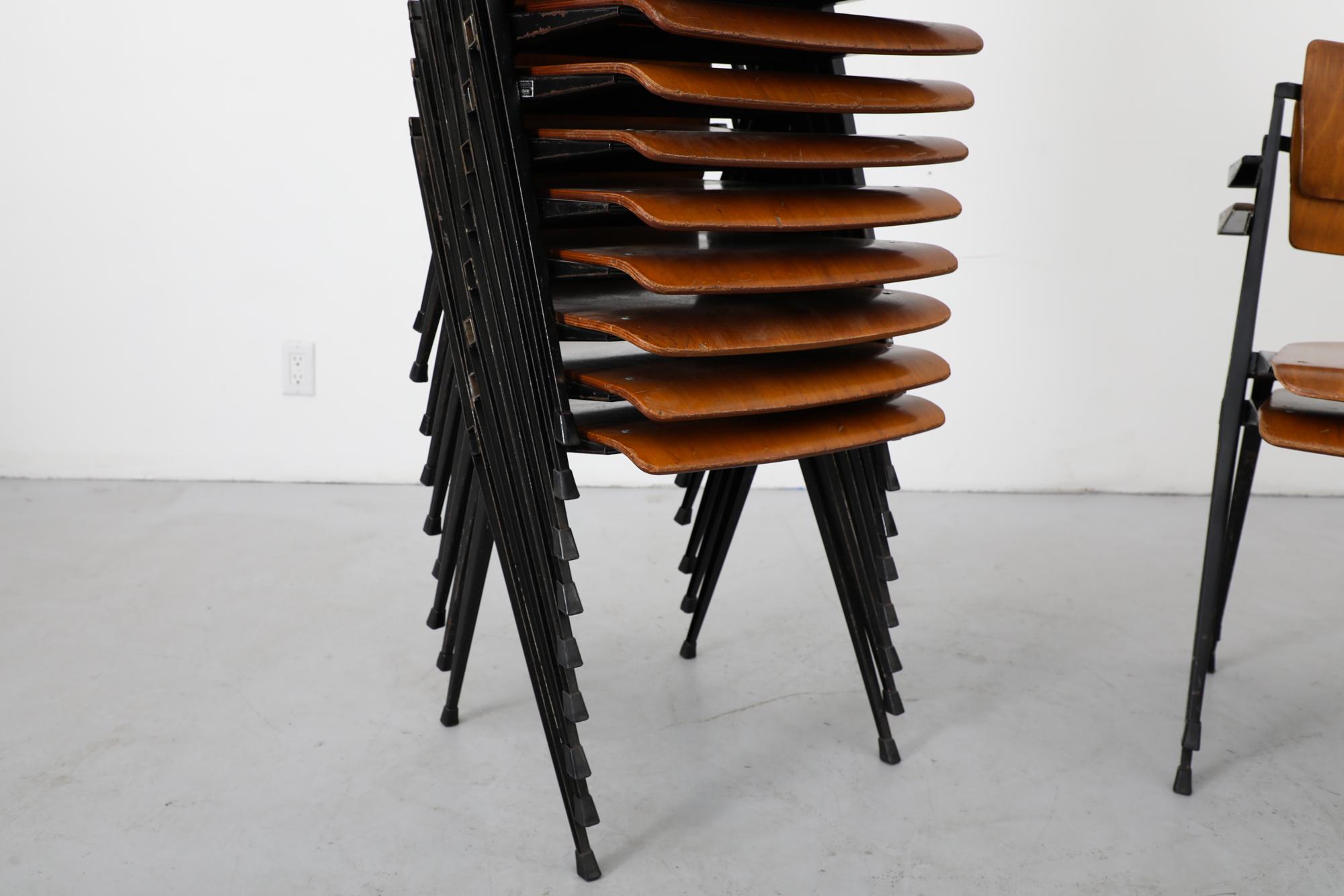 Ensemble de 10 chaises empilables Pyramid de Wim Rietveld en teck avec pieds émaillés noirs Bon état - En vente à Los Angeles, CA