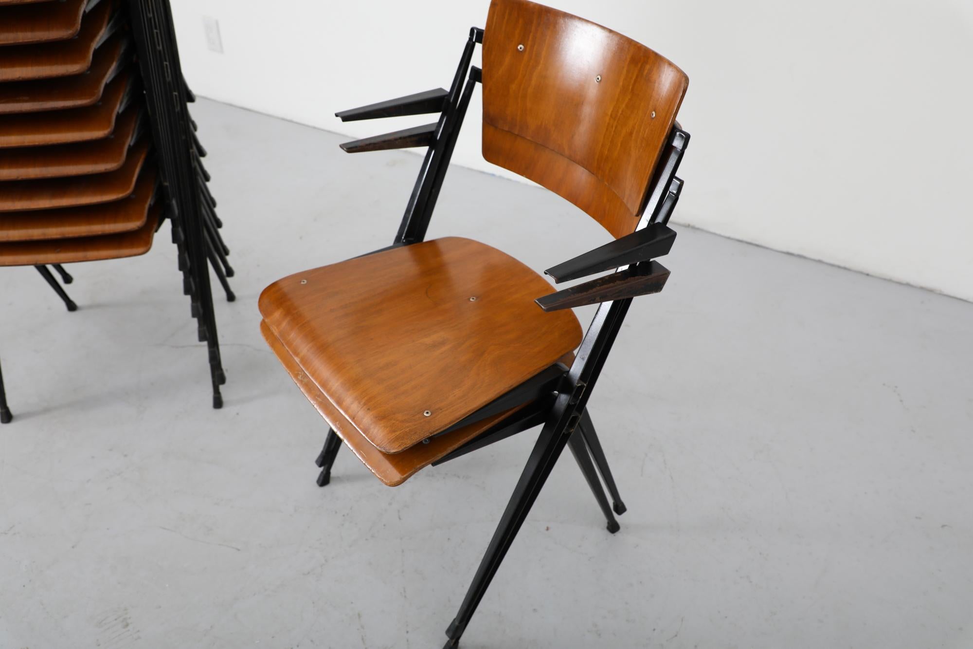 Milieu du XXe siècle Ensemble de 10 chaises empilables Pyramid de Wim Rietveld en teck avec pieds émaillés noirs en vente